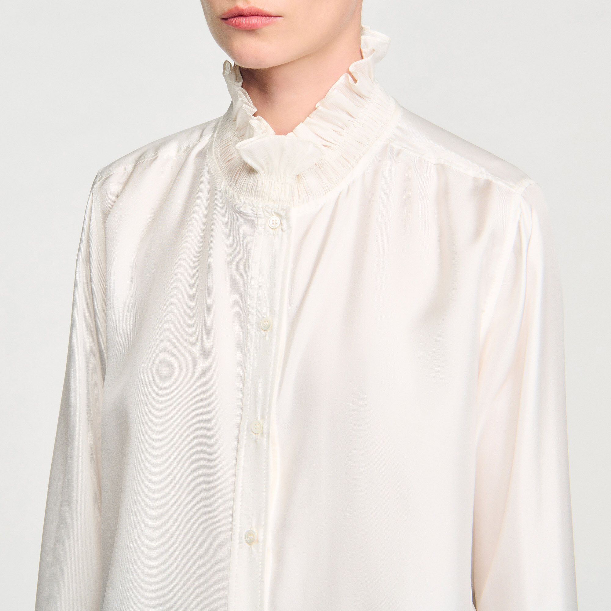 Camisa de seda con cuello fruncido