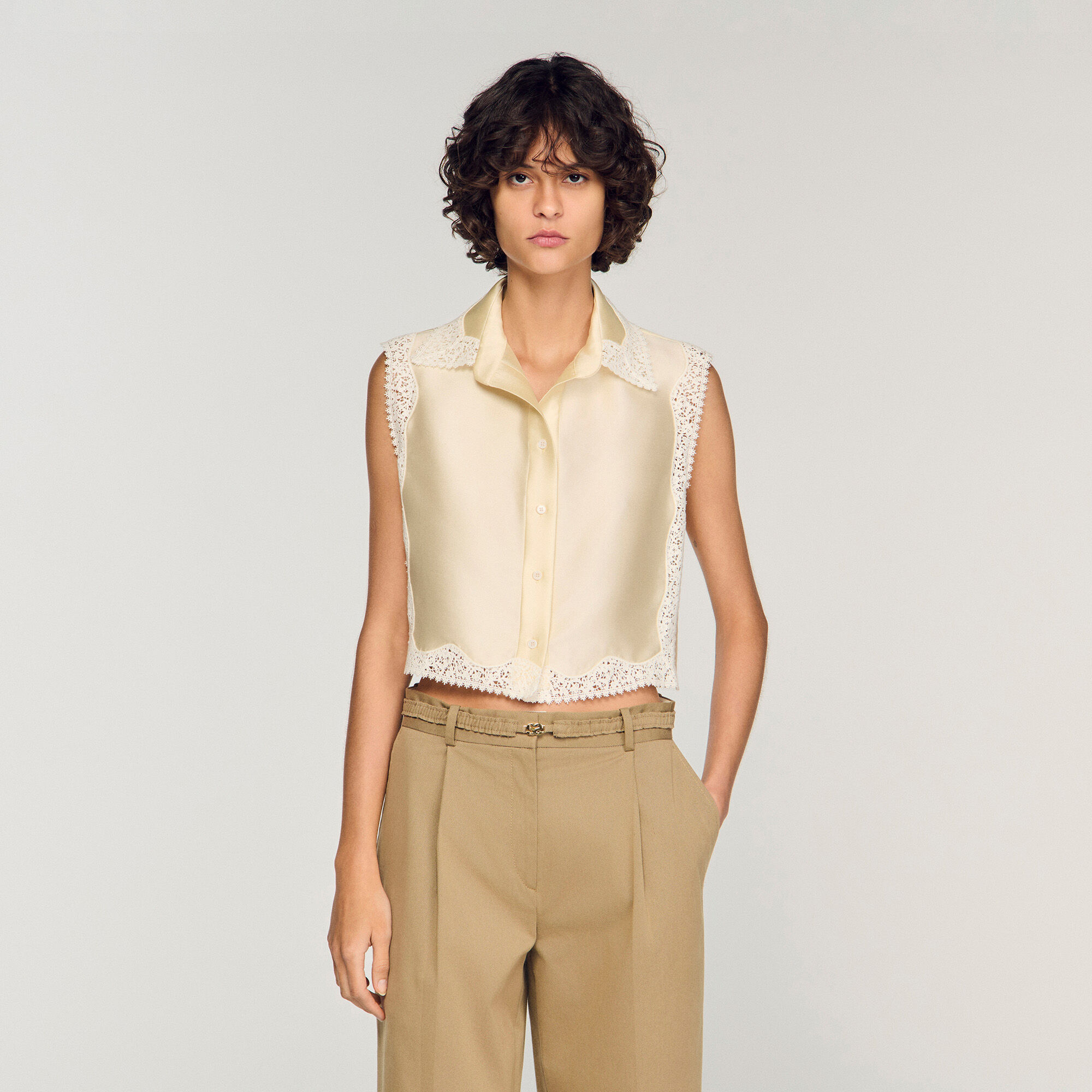 Camisa corta con detalles de encaje