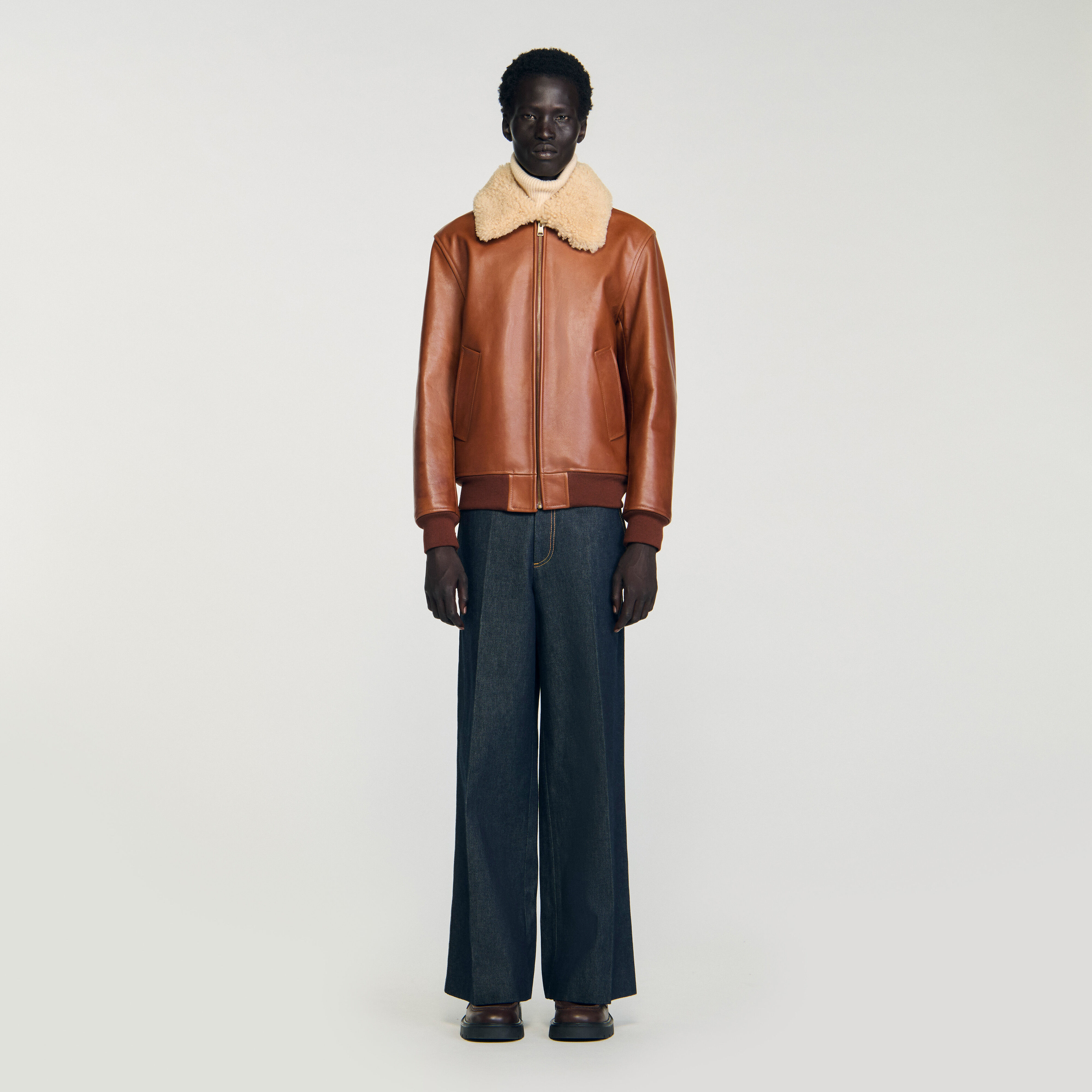 Chaqueta de cuero con cuello de piel de oveja