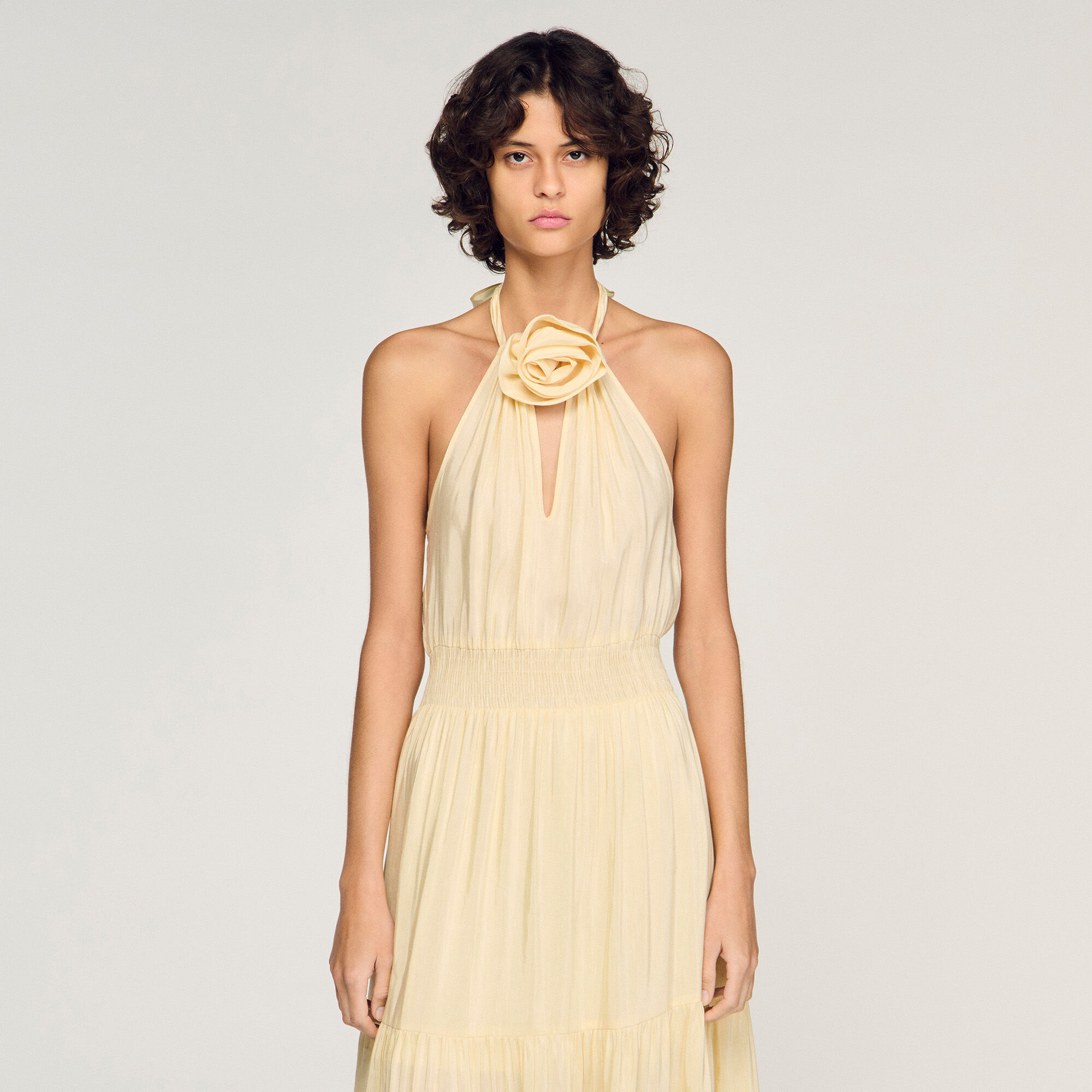 Vestido largo de lino con estampado floral en el cuello