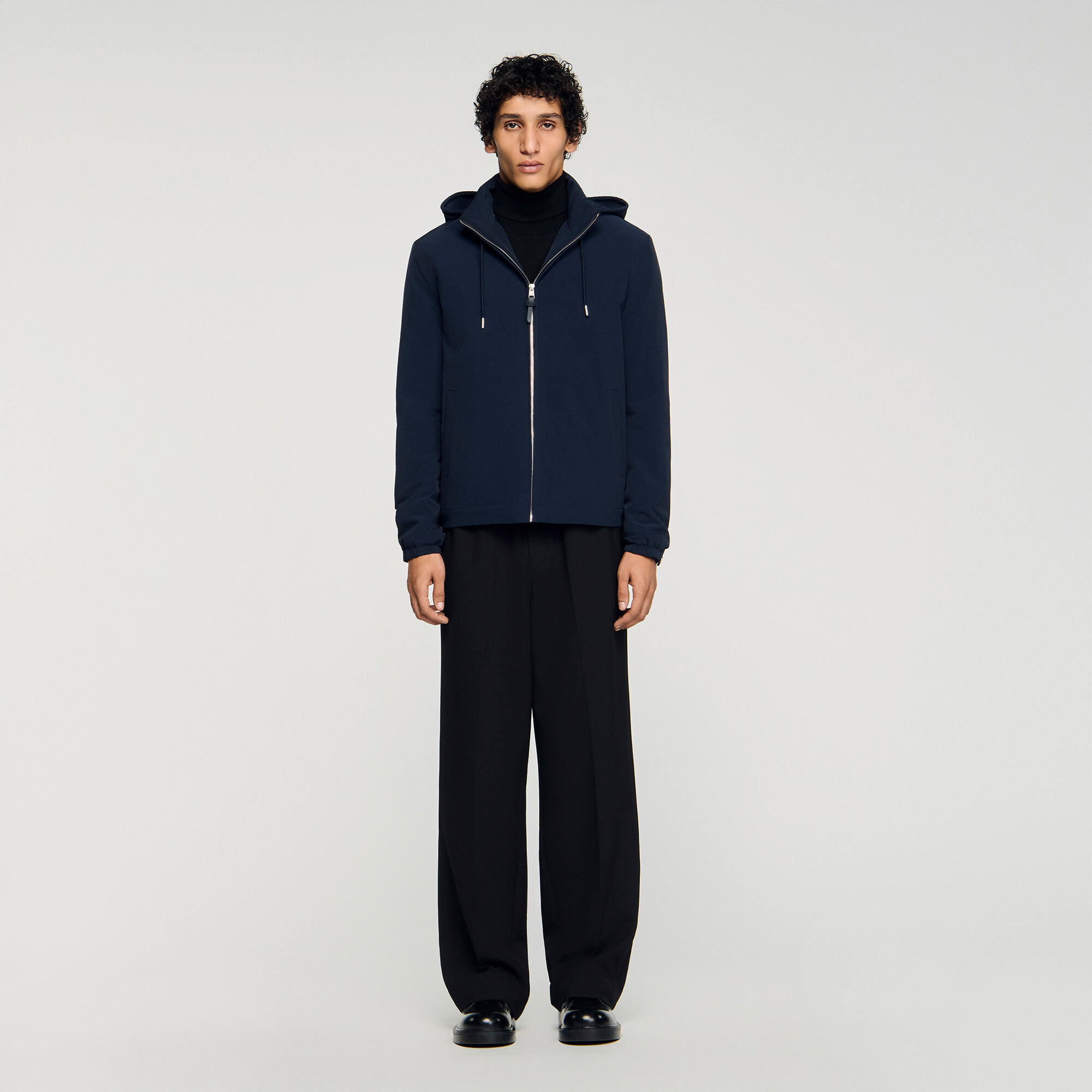 Chaqueta con capucha y cremallera