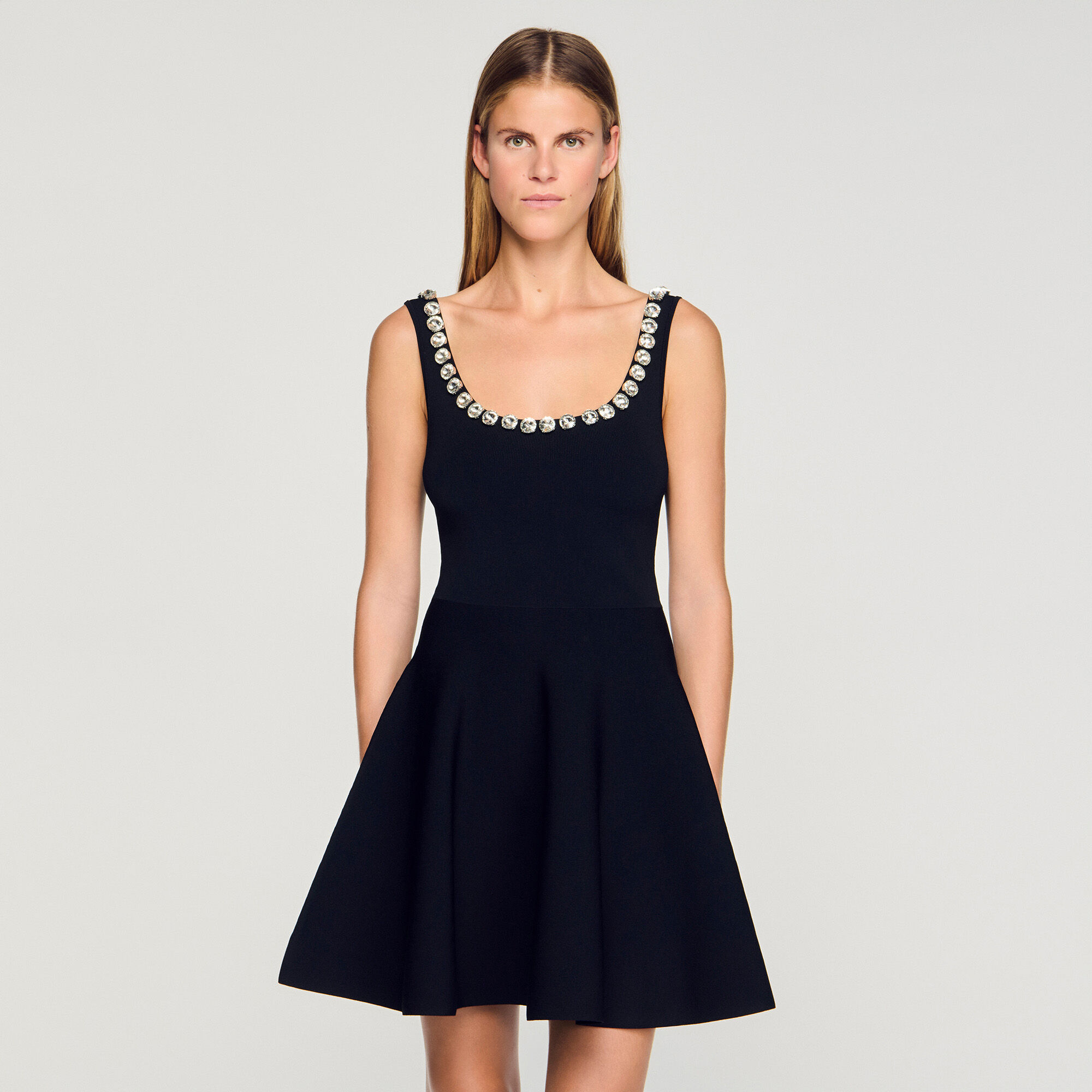 Vestido mini con cuello de cristales