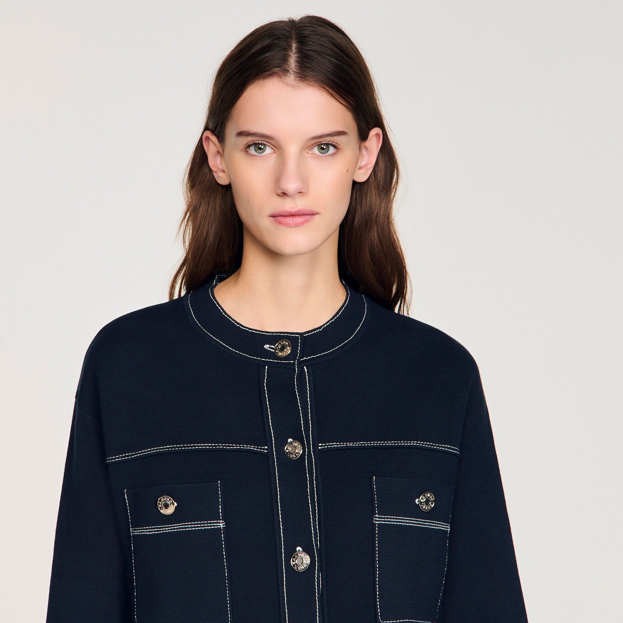 Cardigan con puntadas contrastantes