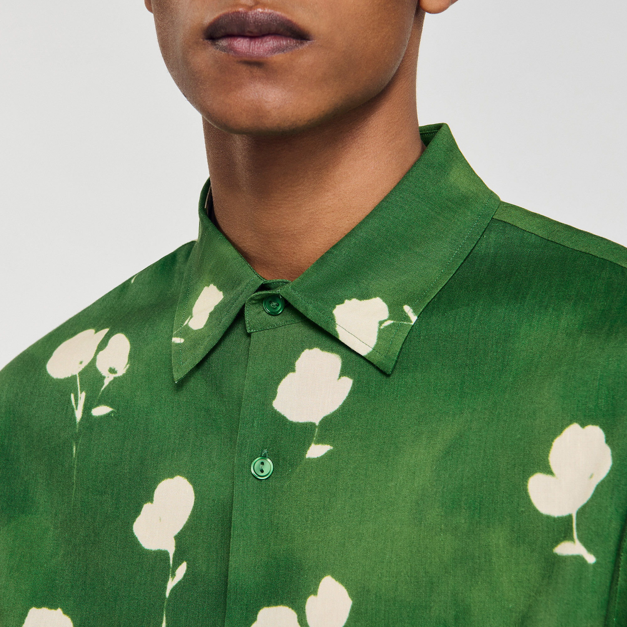 Camisa con motivo floral