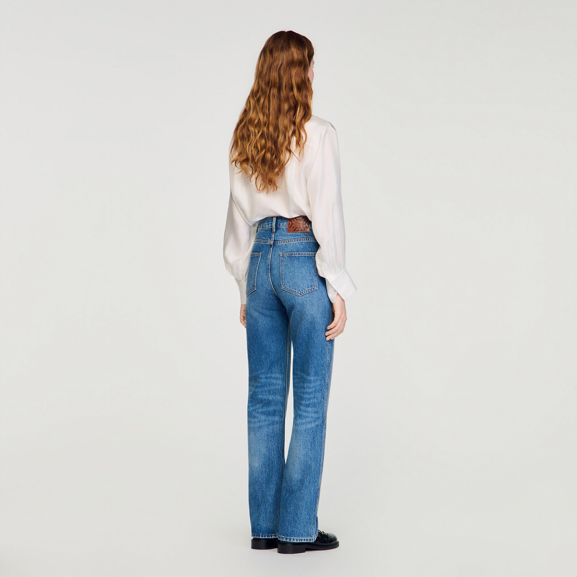 Pantalones vaqueros entubados desgastados