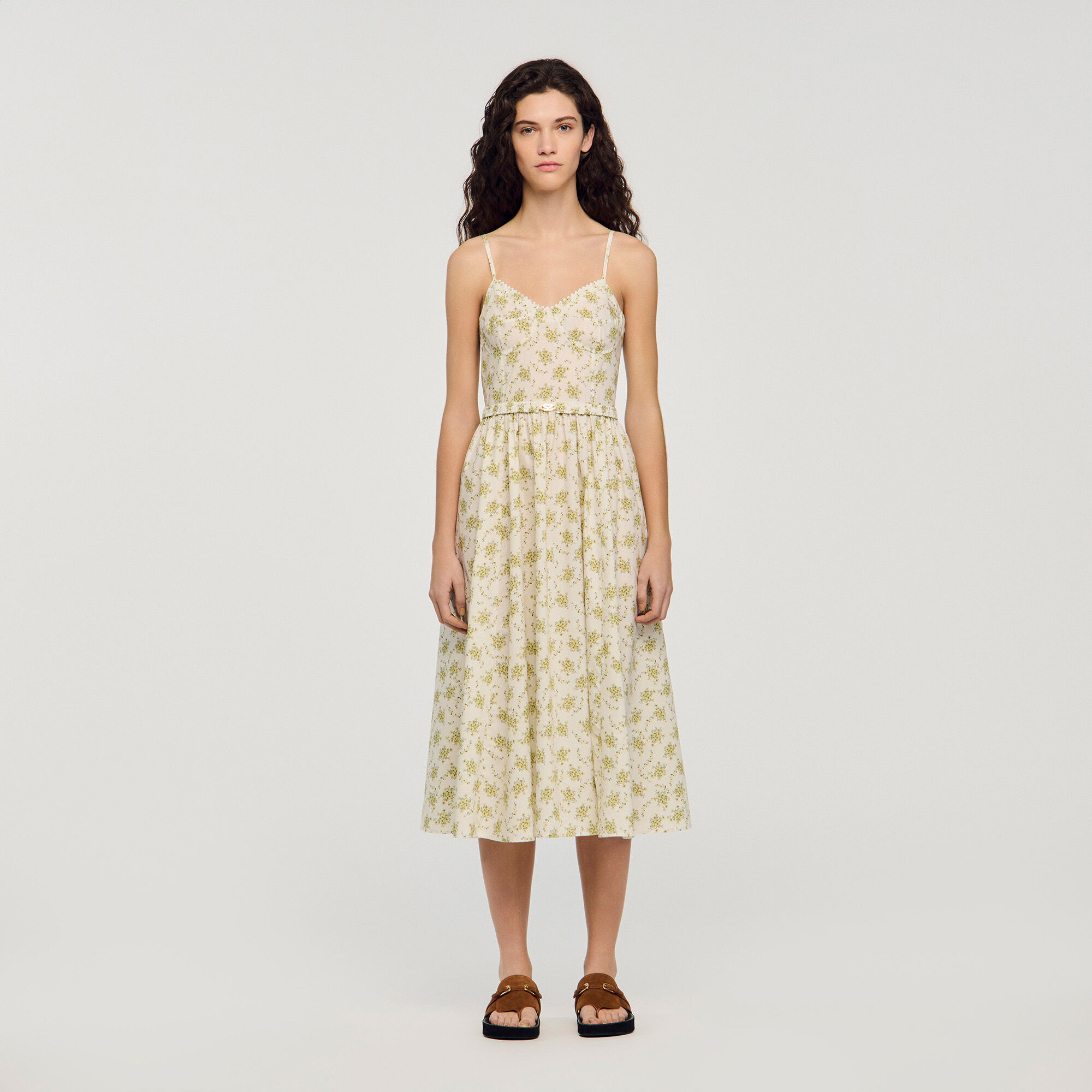Vestido midi floral con tirantes