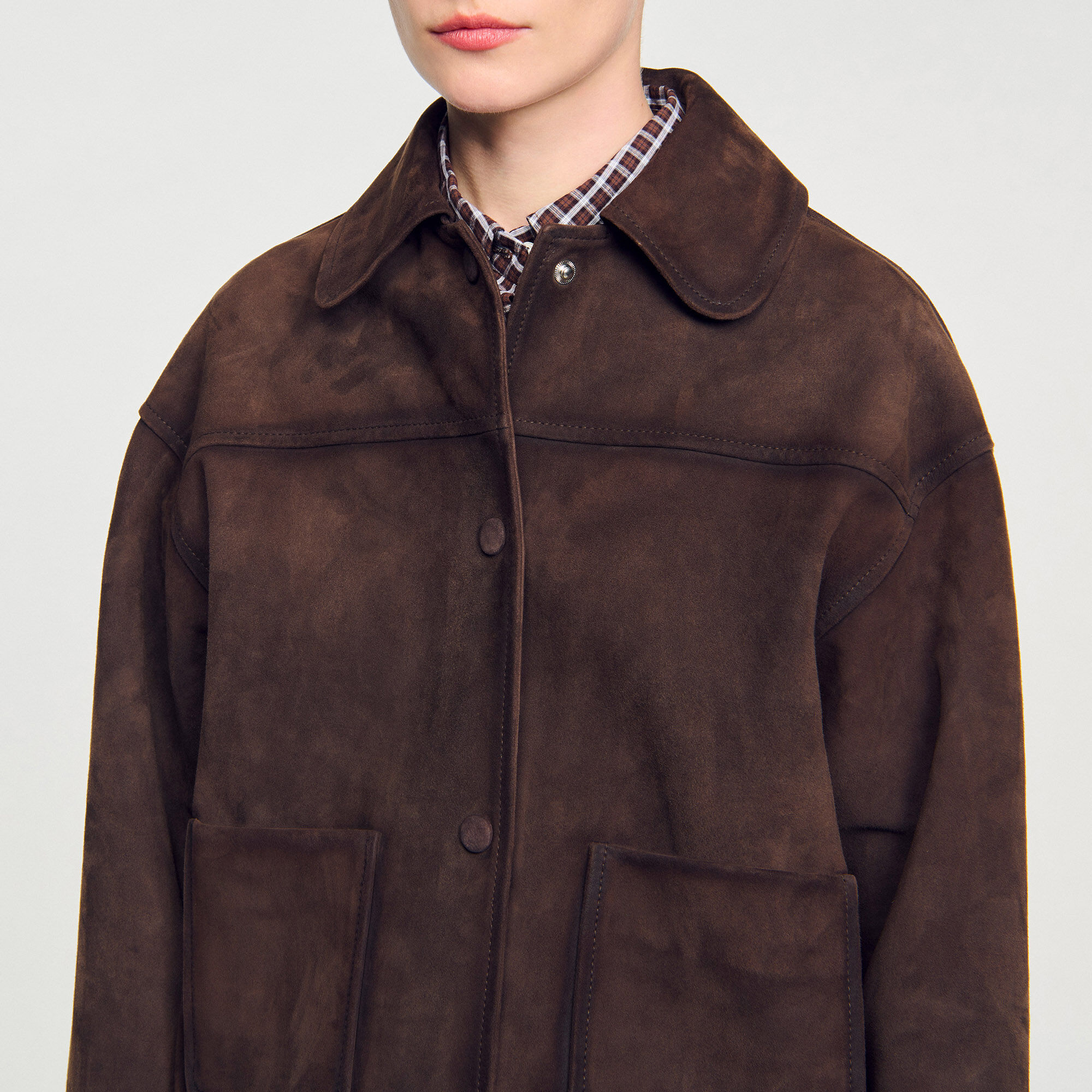 Chaqueta de cuero de ante con clavos