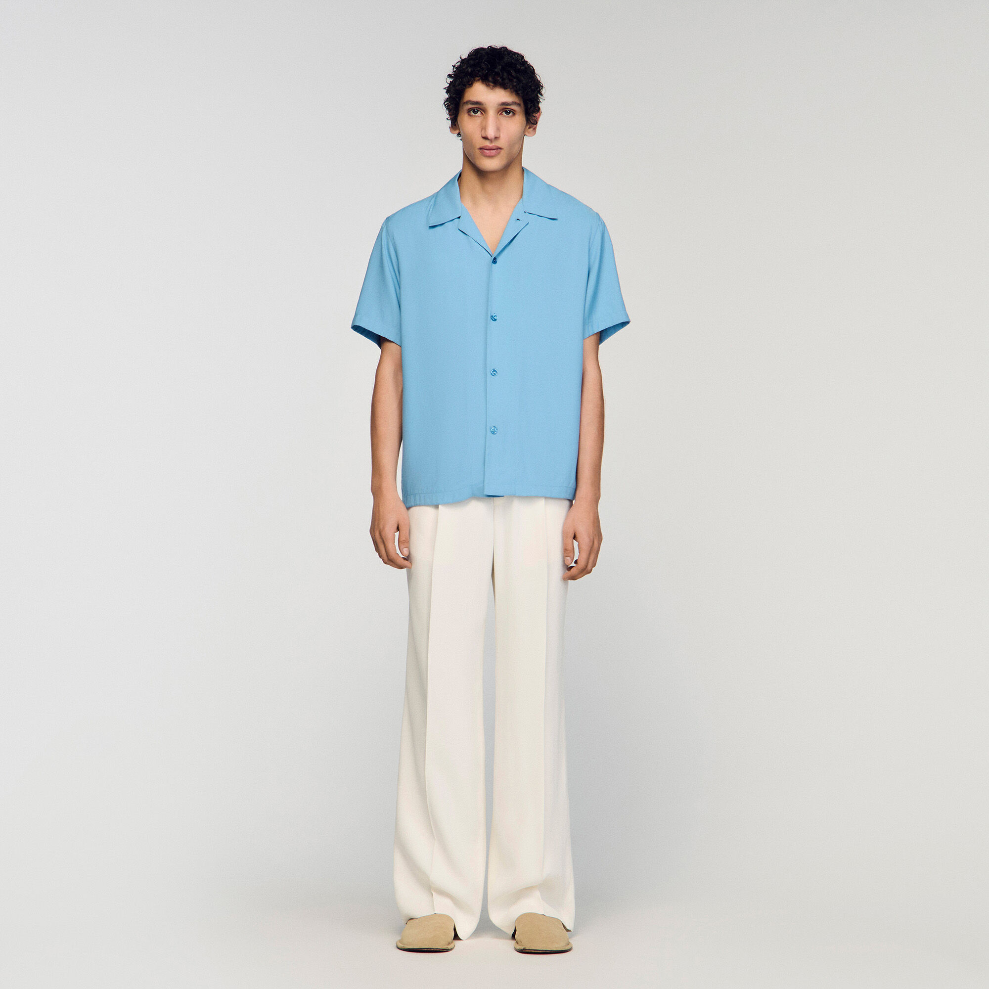 Camisa con cuello de tiburón de corte suelto