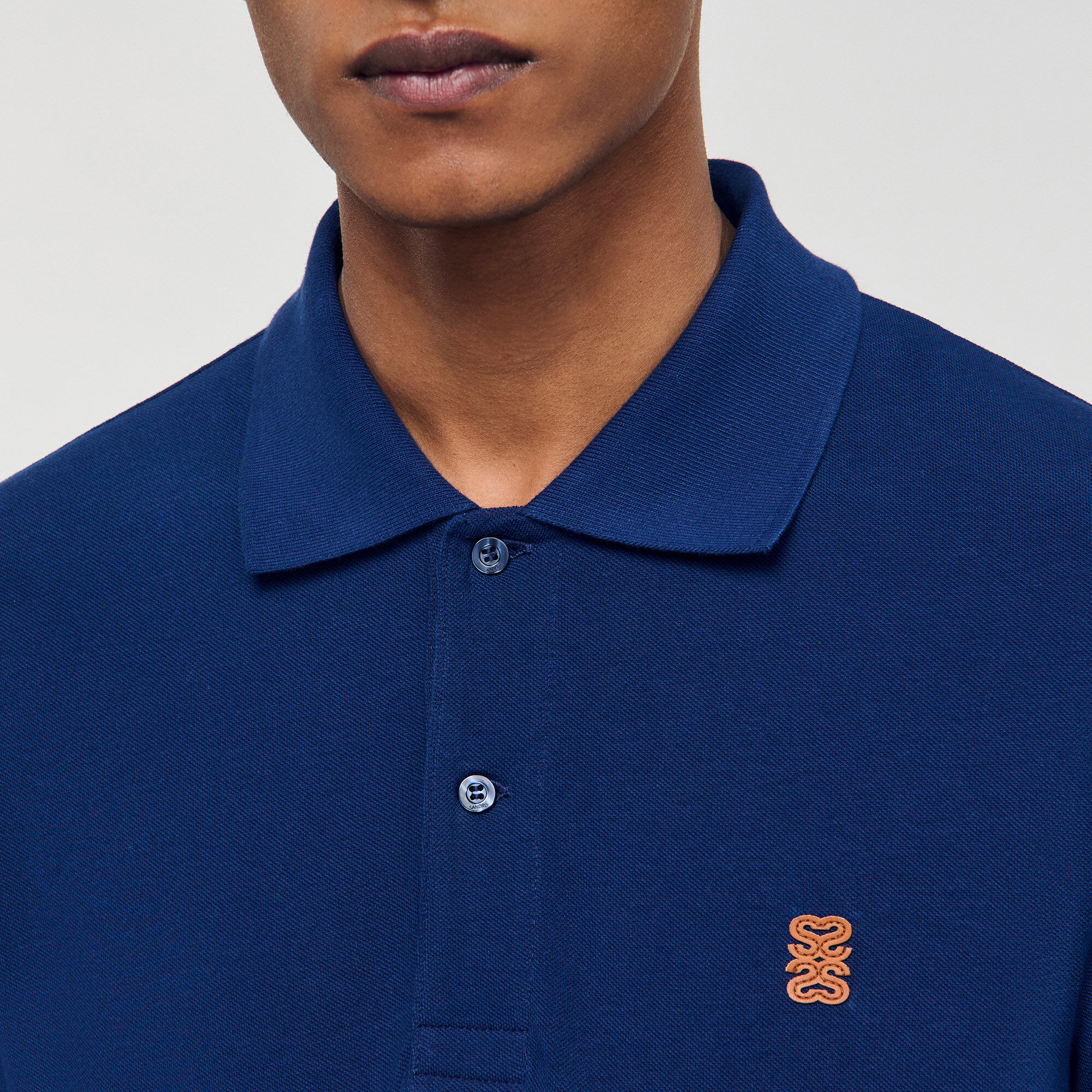 Camiseta polo con logotipo de cuero