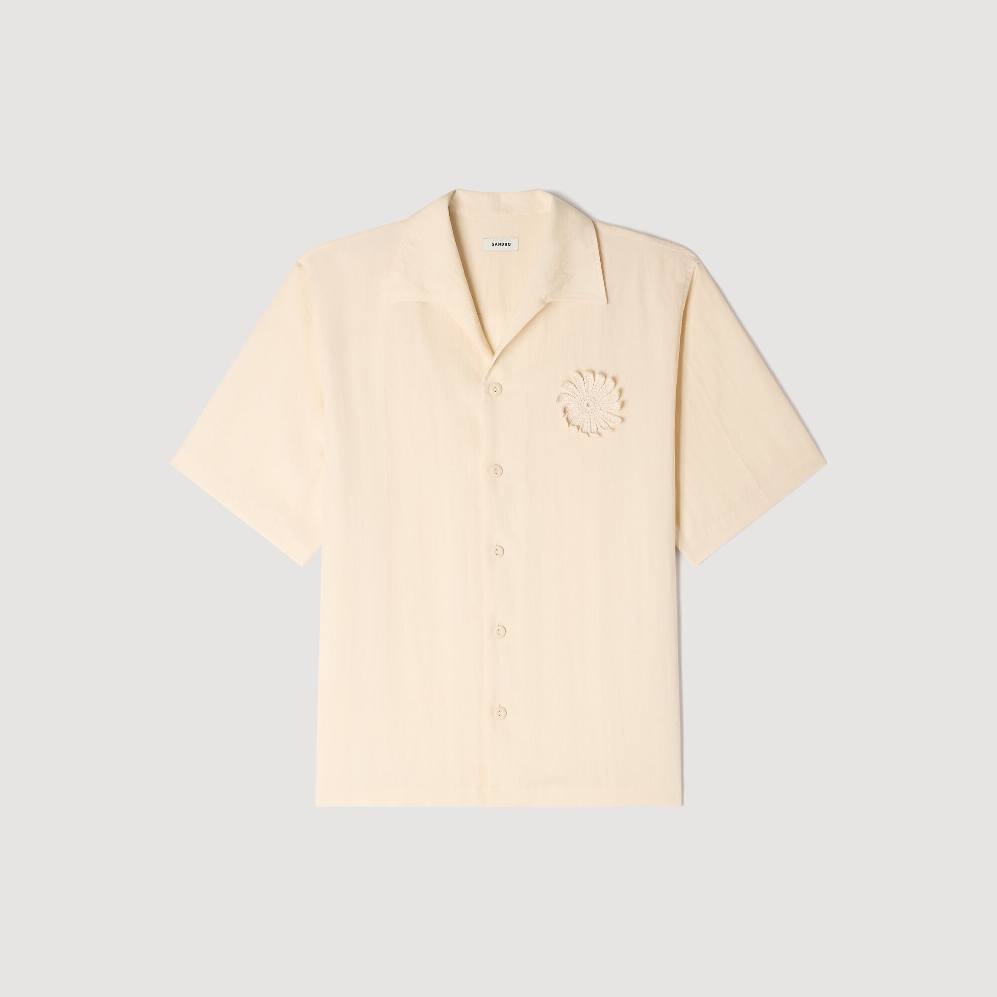 Camisa floreada de crochet con corte suelto