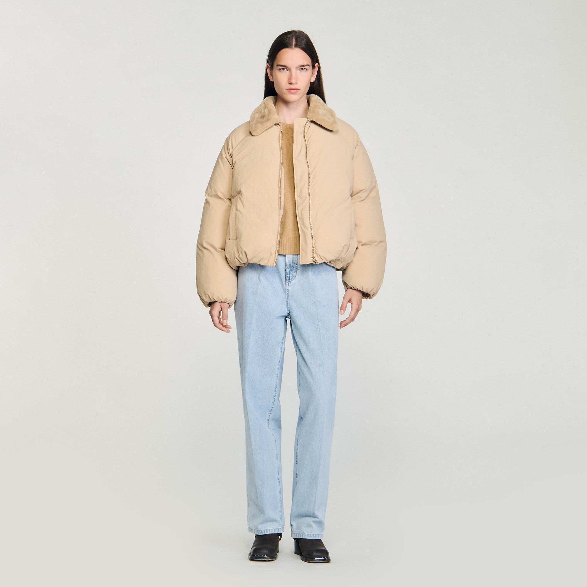 Chaqueta tipo puffer con cuello de piel sintética
