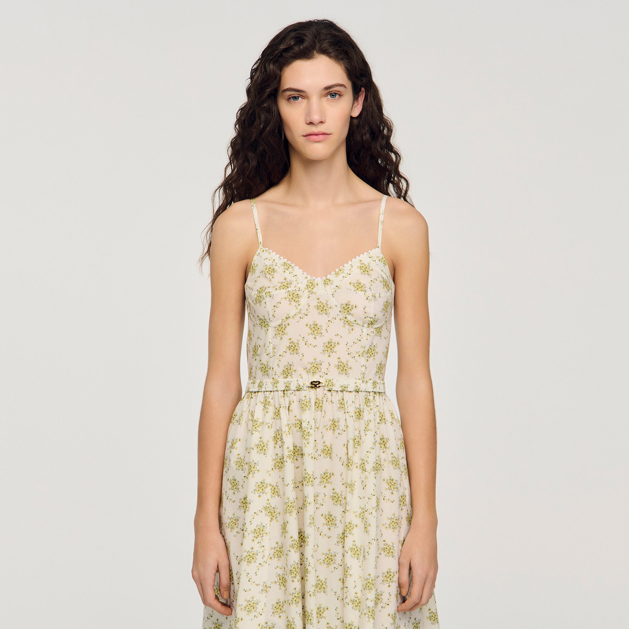 Vestido midi floral con tirantes
