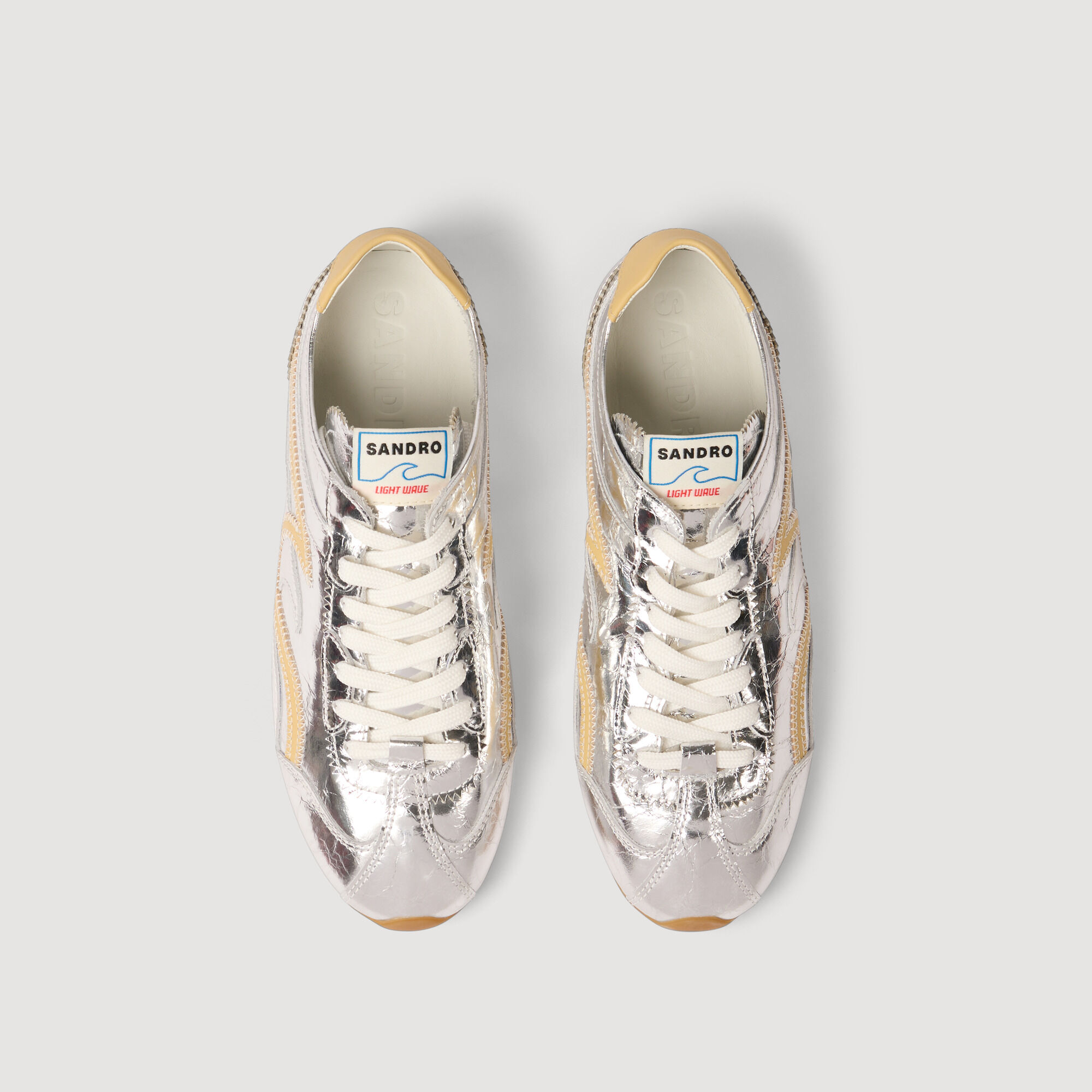 Zapatillas metálicas con onda luminosa