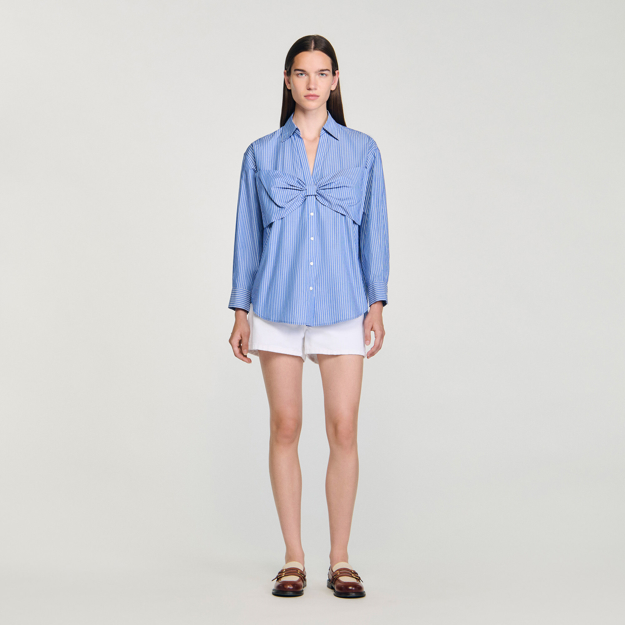 Camisa con lazo amplia