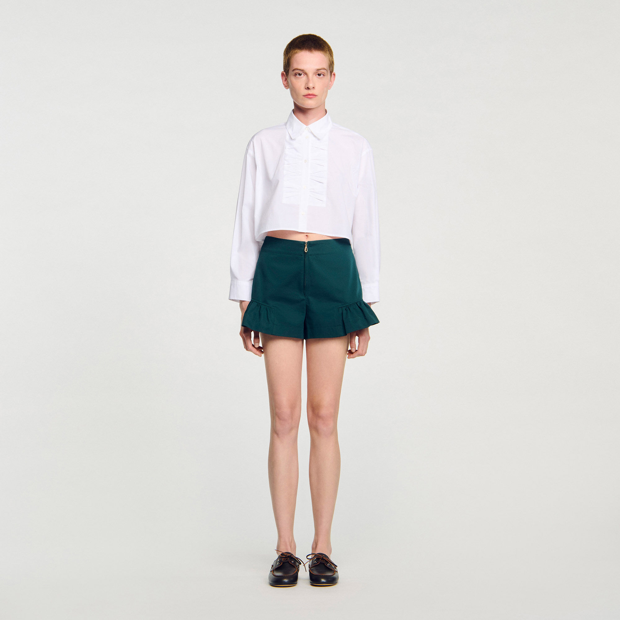 Pantalones cortos con volantes y abertura