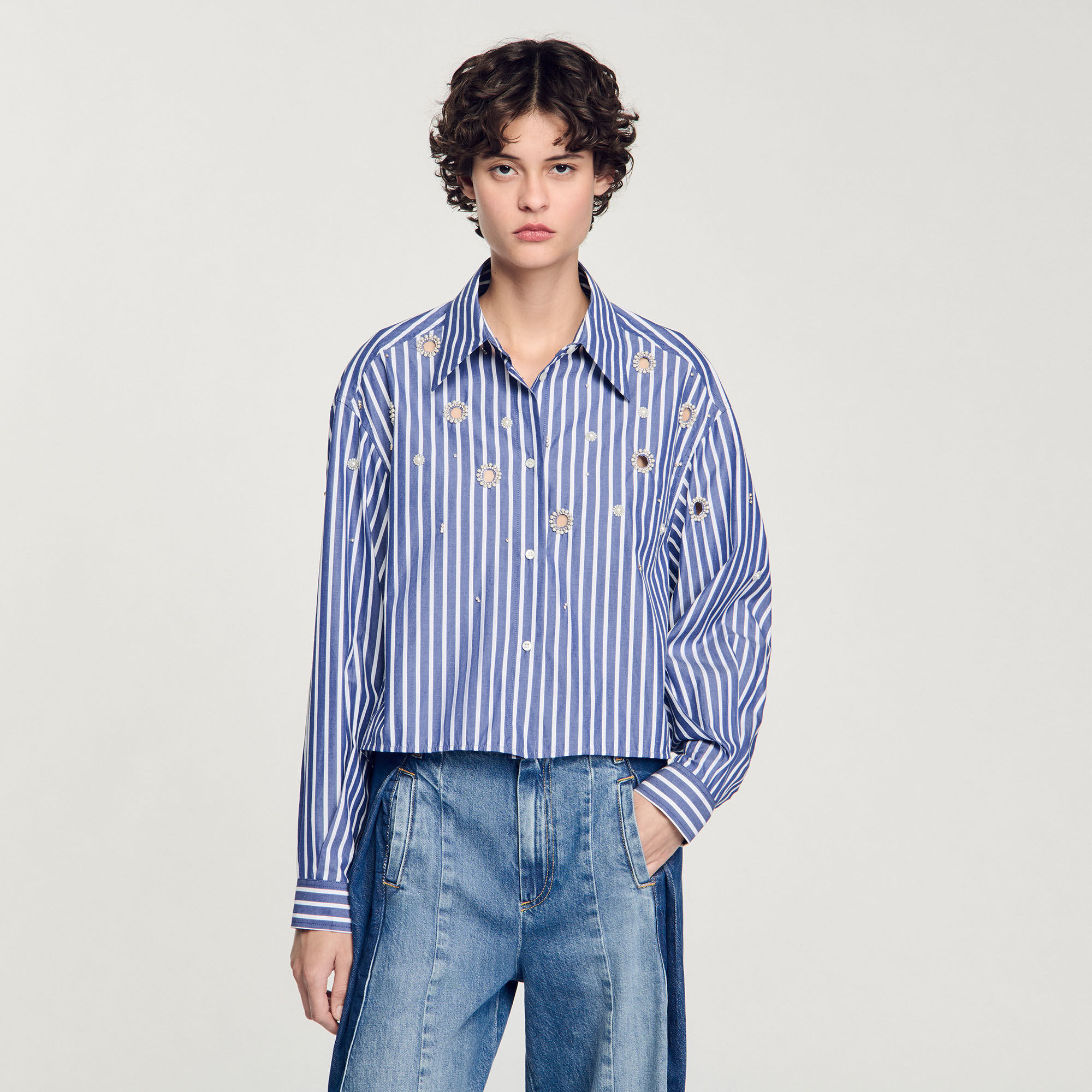 Camisa con rayas y cuentas