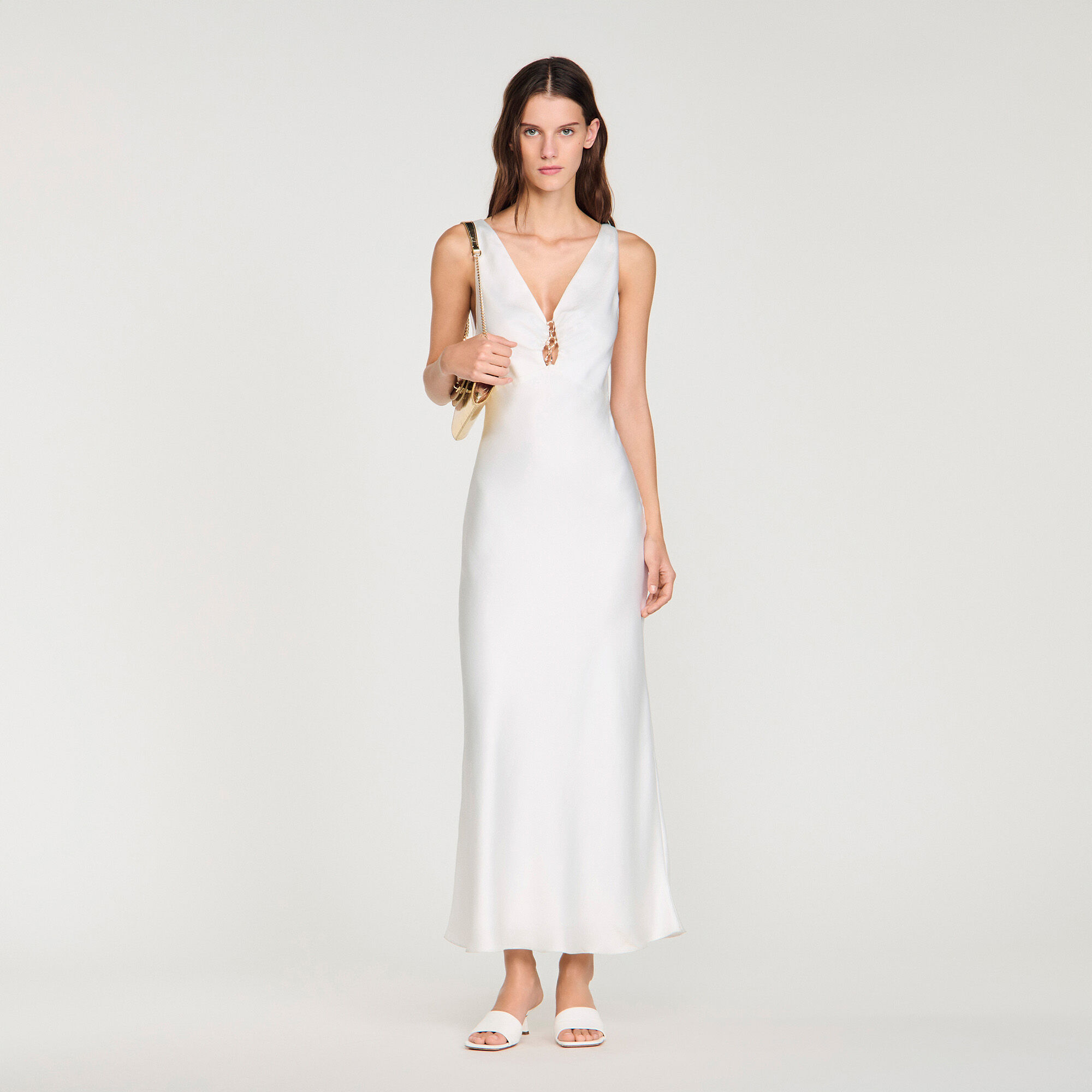 Vestido largo de satín con efecto joya