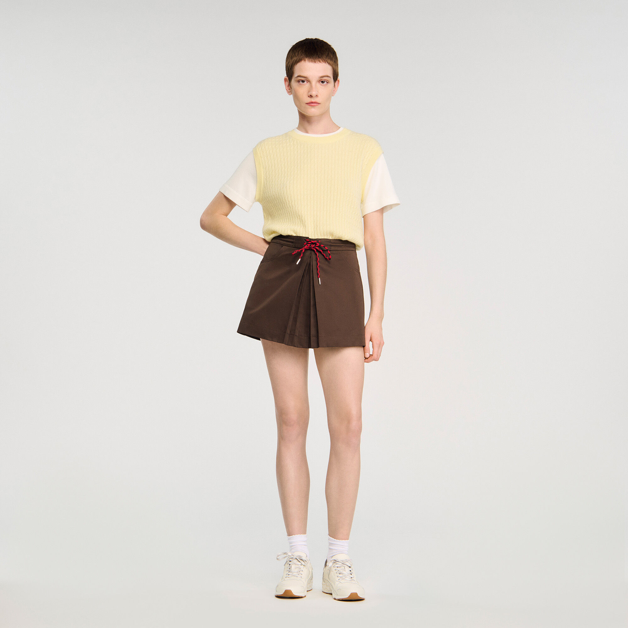 Skort plisado con cordón