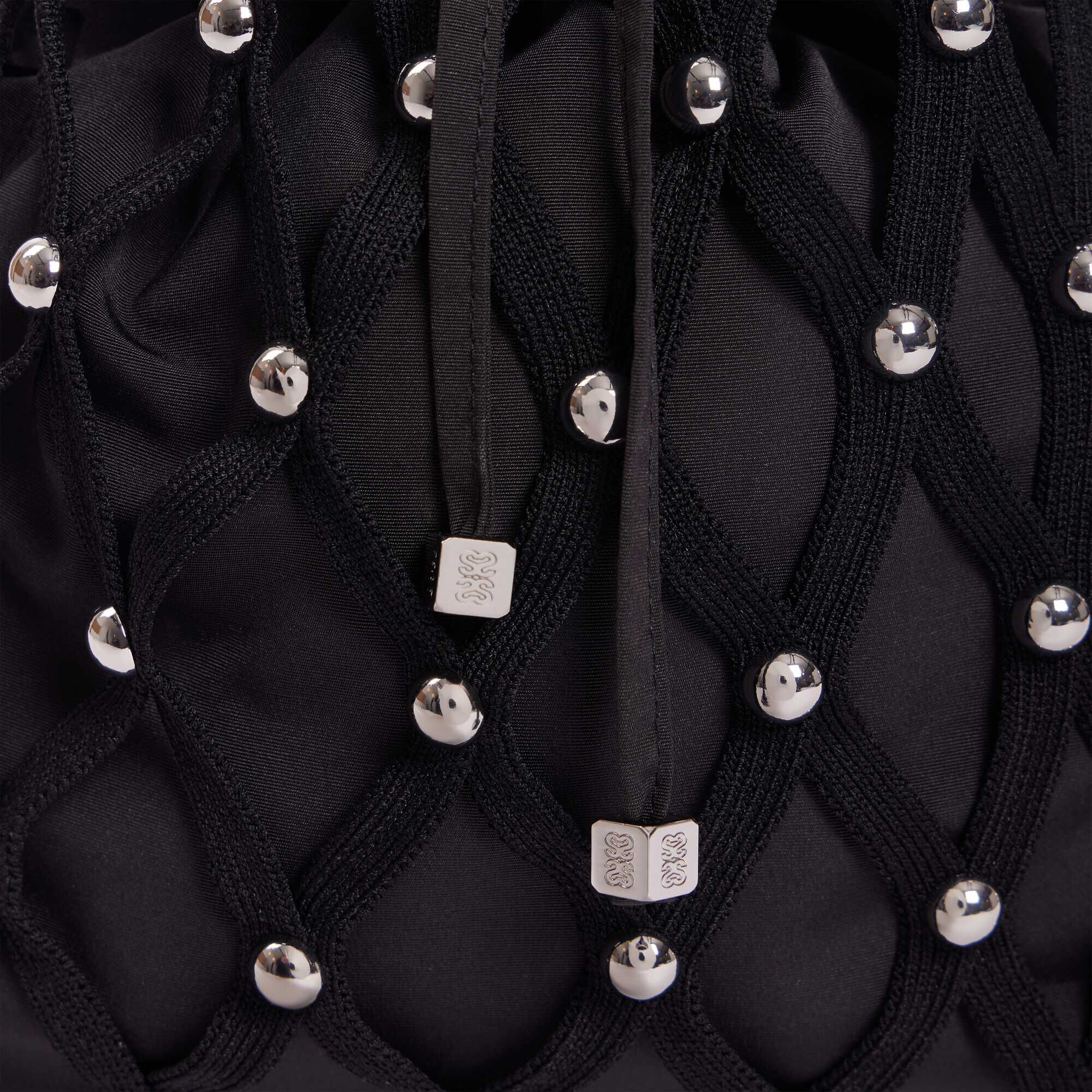 Bolso de malla con clavos