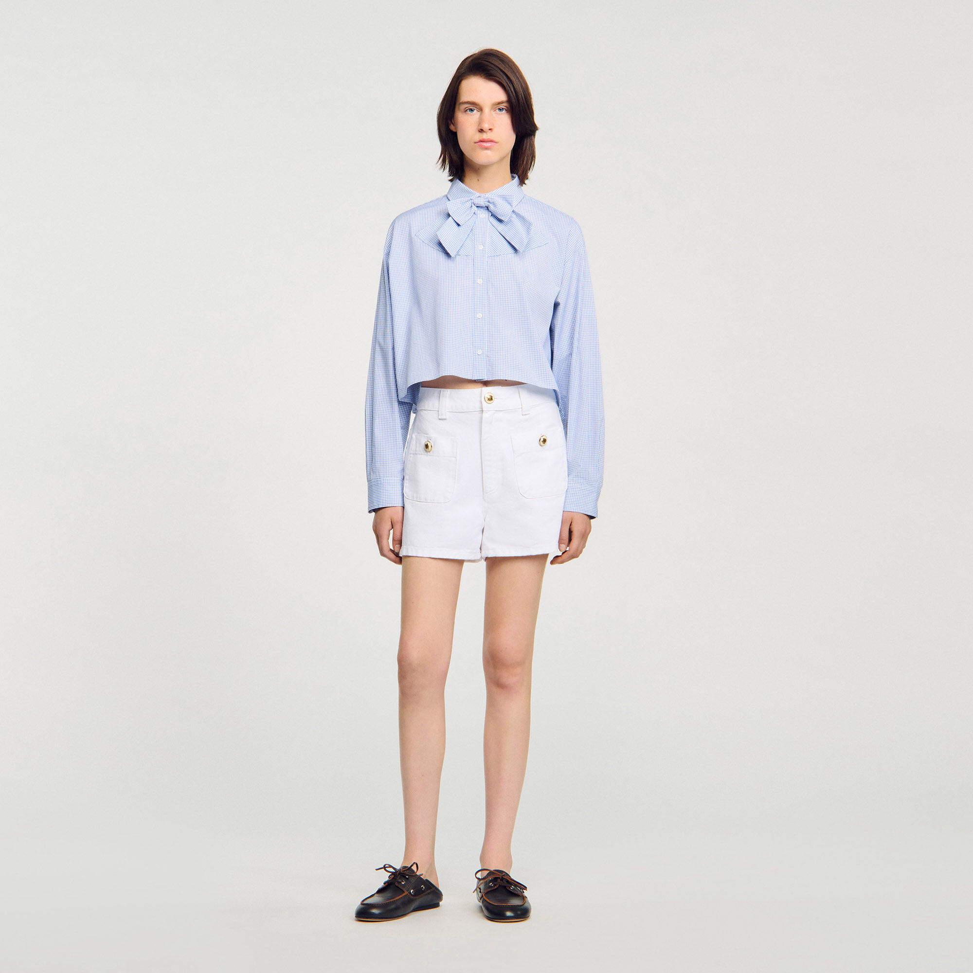 Camisa con botón de lazo