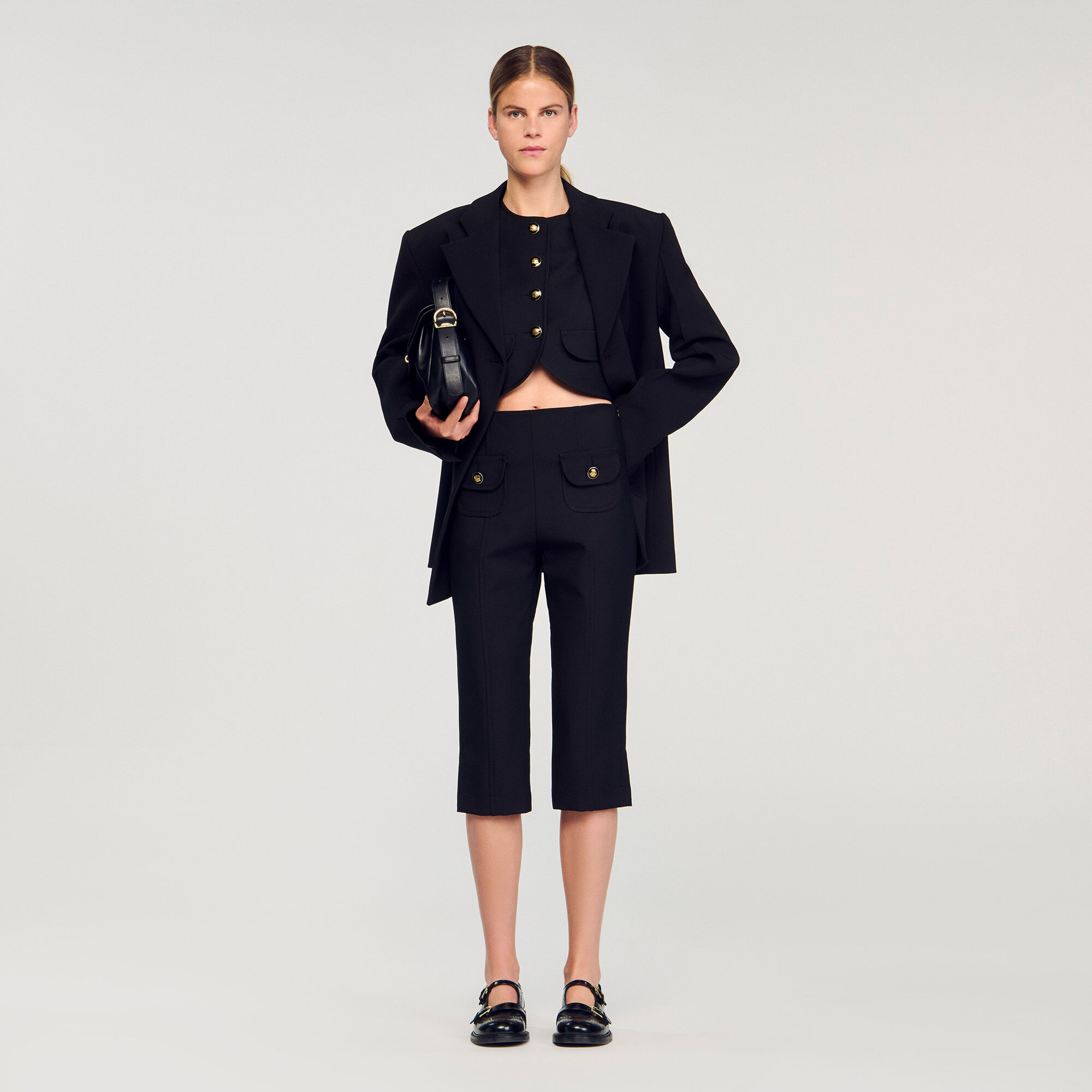 Top corto con botones decorativos