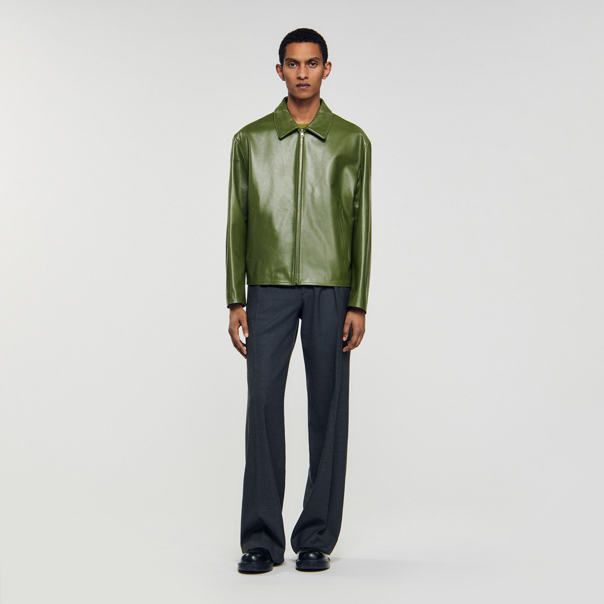 Chaqueta de cuero con cuello ala y cremallera
