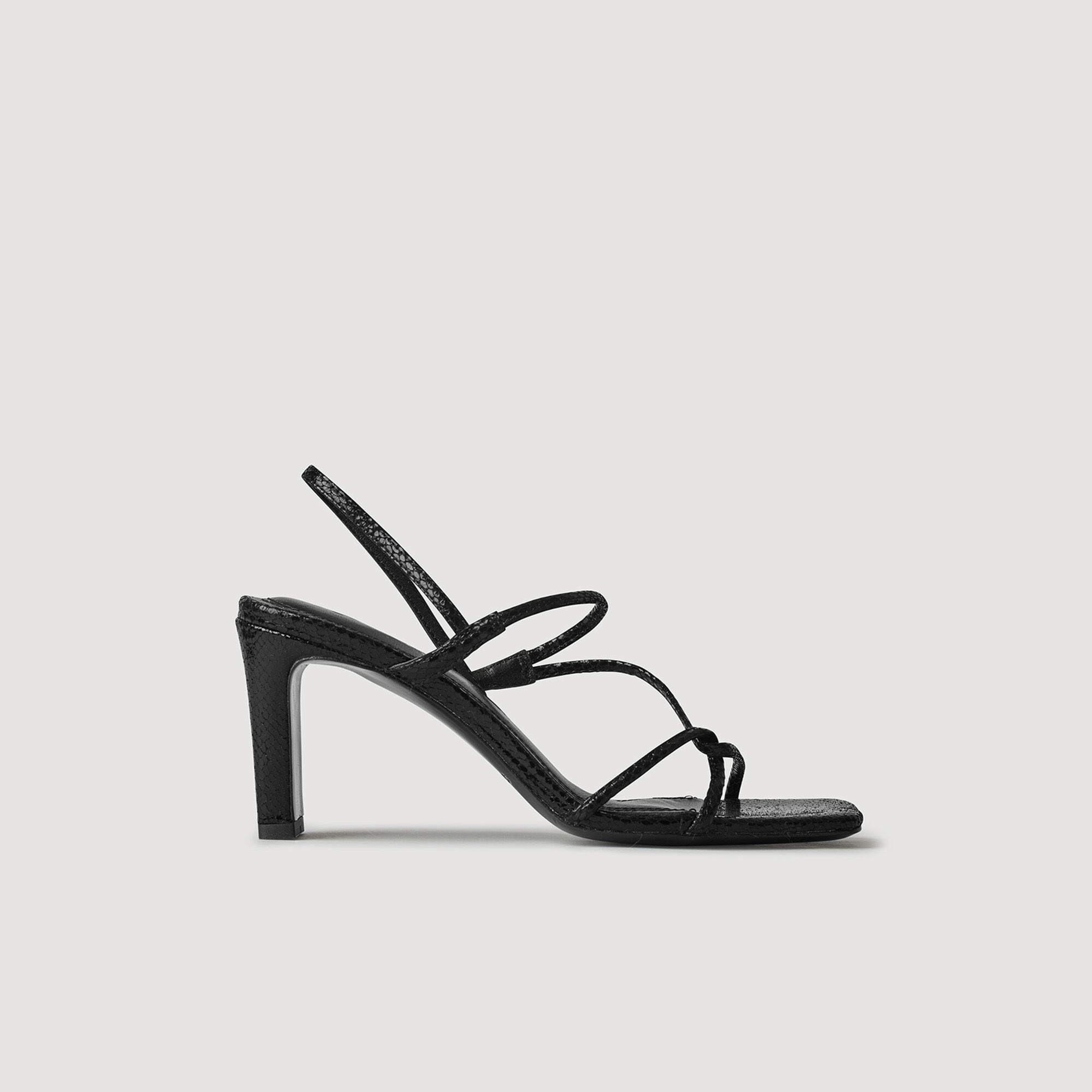 Sandalias con tiras estrechas