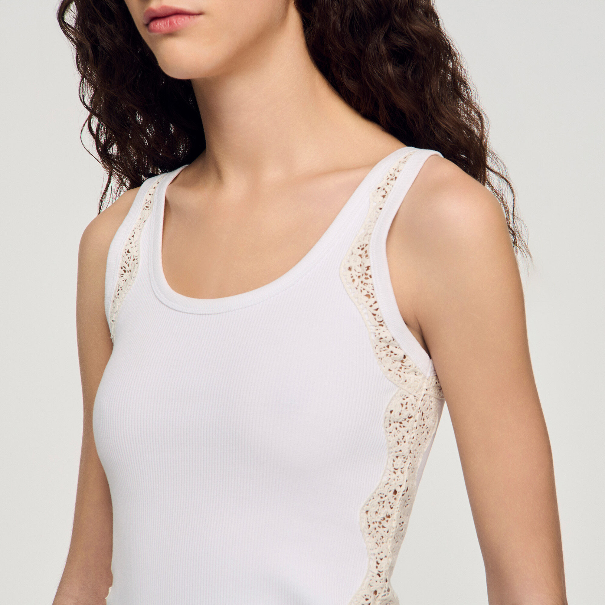 Top de encaje con detalles de encaje