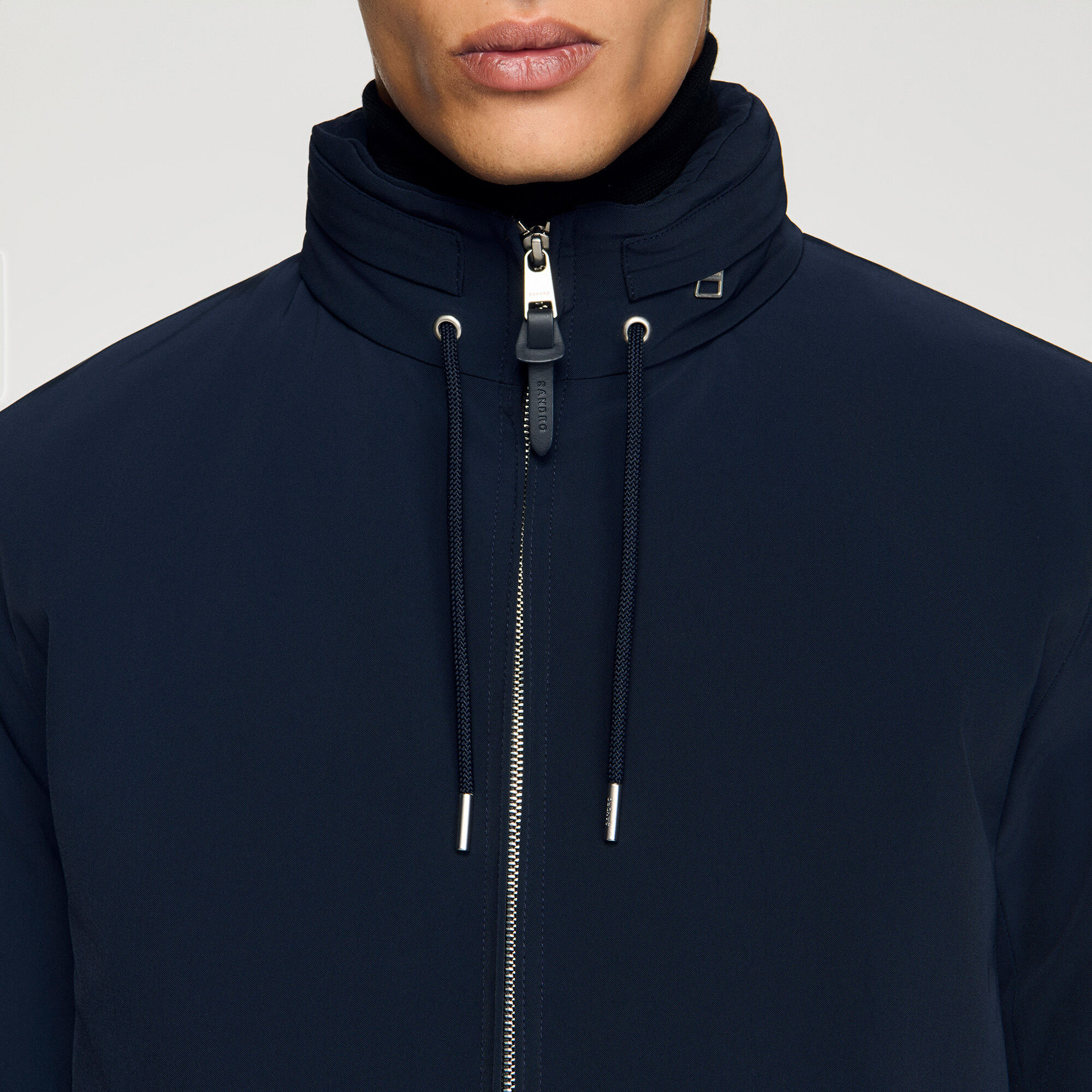 Chaqueta con capucha y cremallera