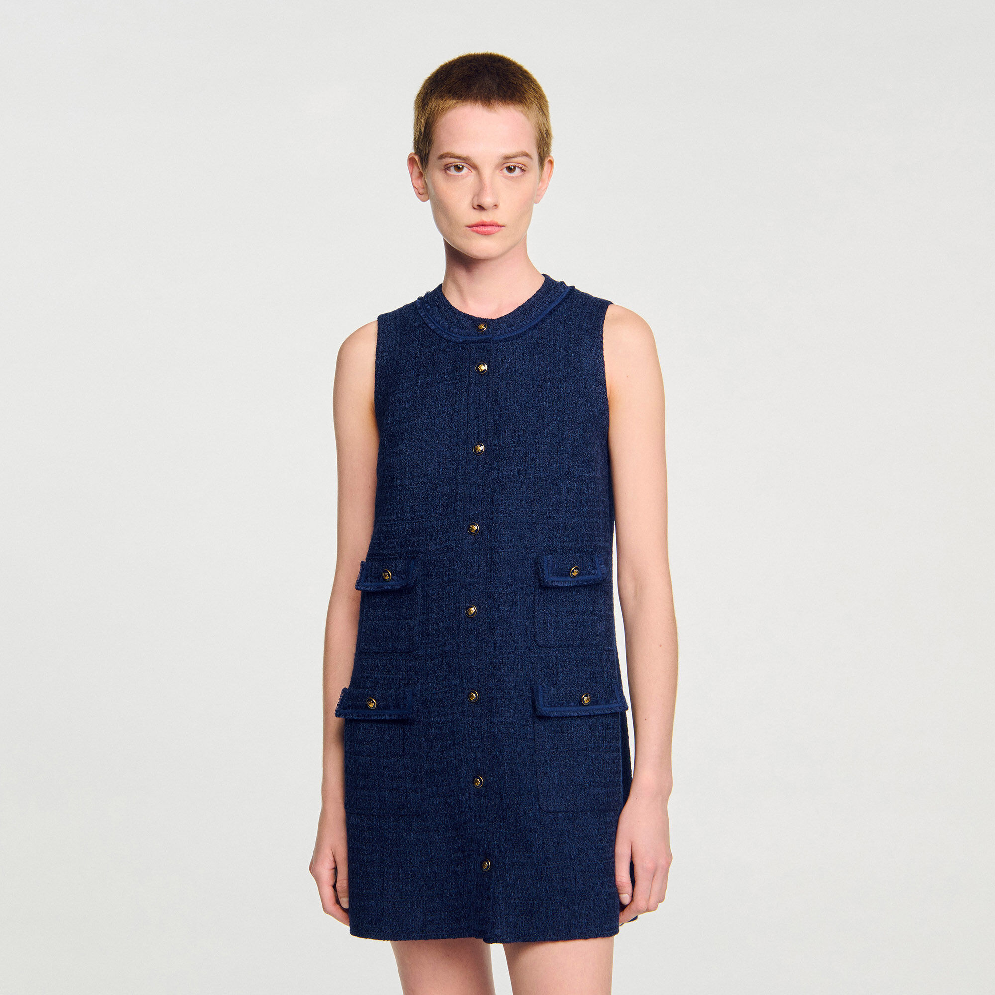 Vestido mini de tweed con botones dorados