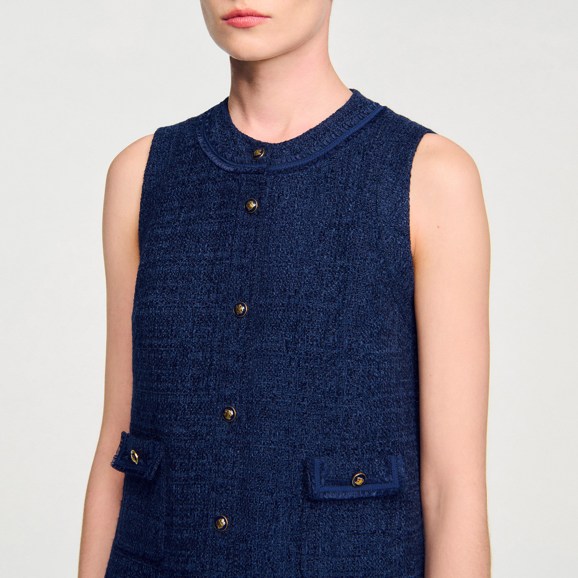 Vestido mini de tweed con botones dorados