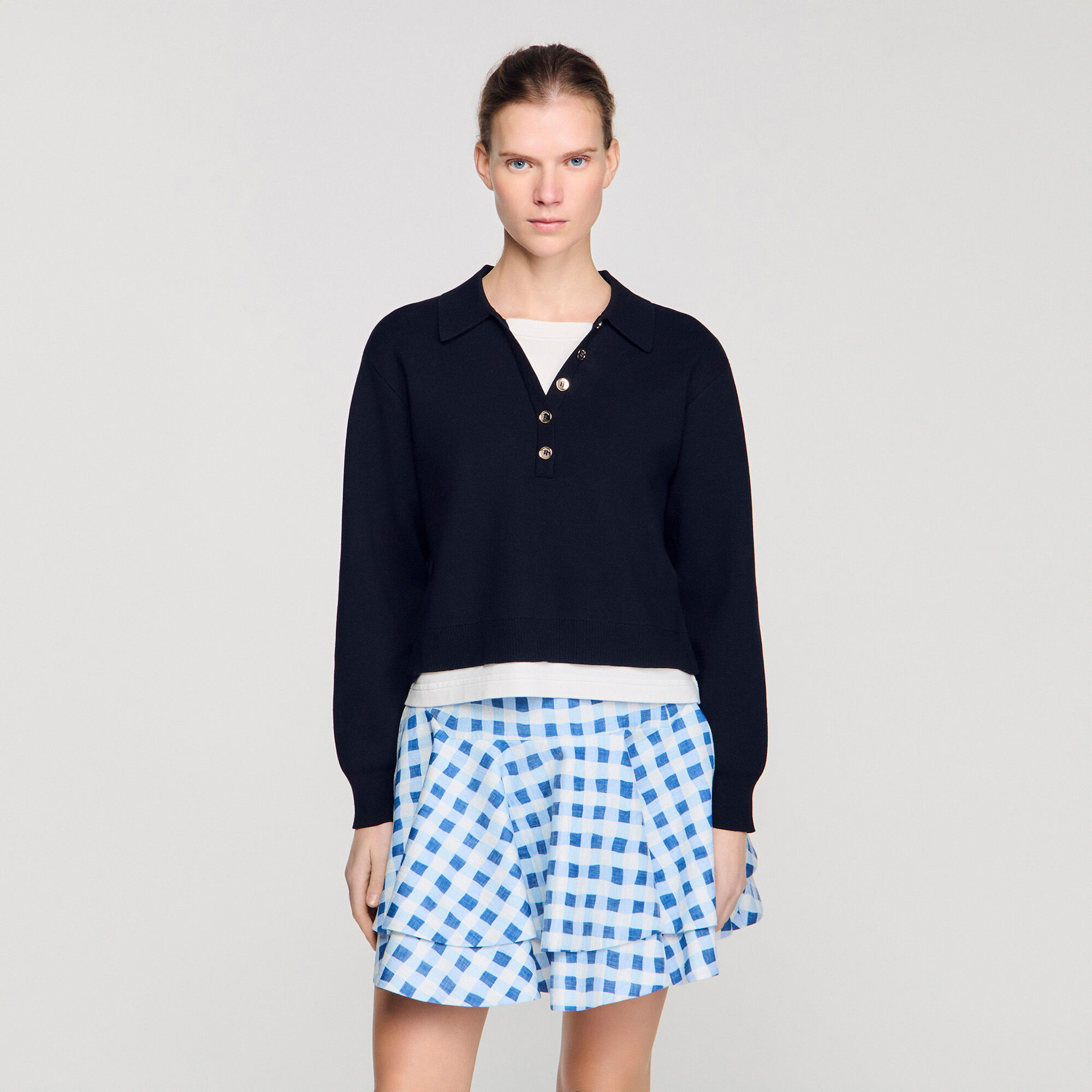 Sweater de cuello con botones metálicos y capas