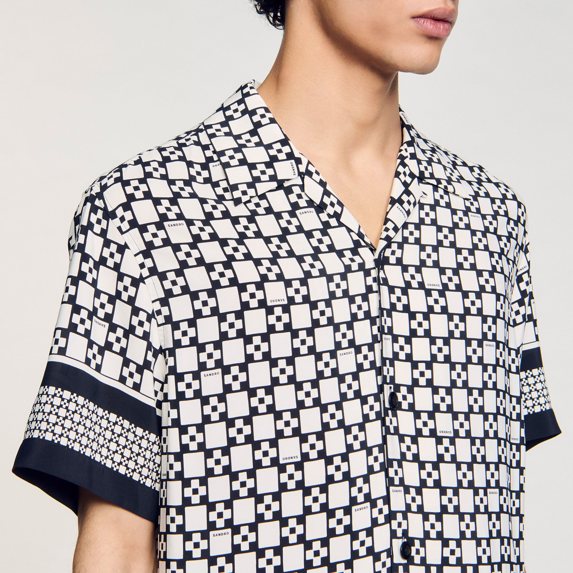 Camisa fluida con motivo de cruz cuadrada