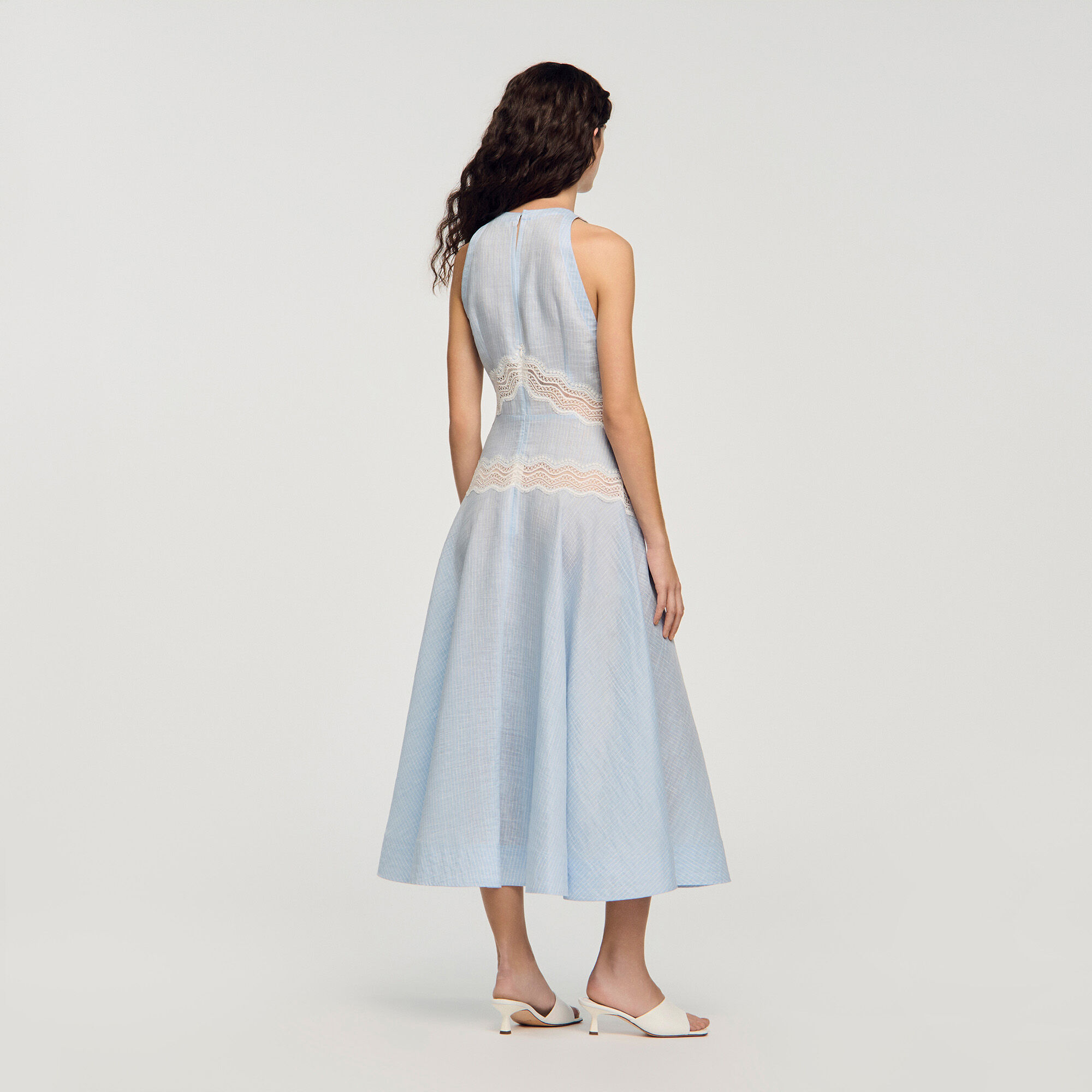 Vestido largo con detalles de encaje