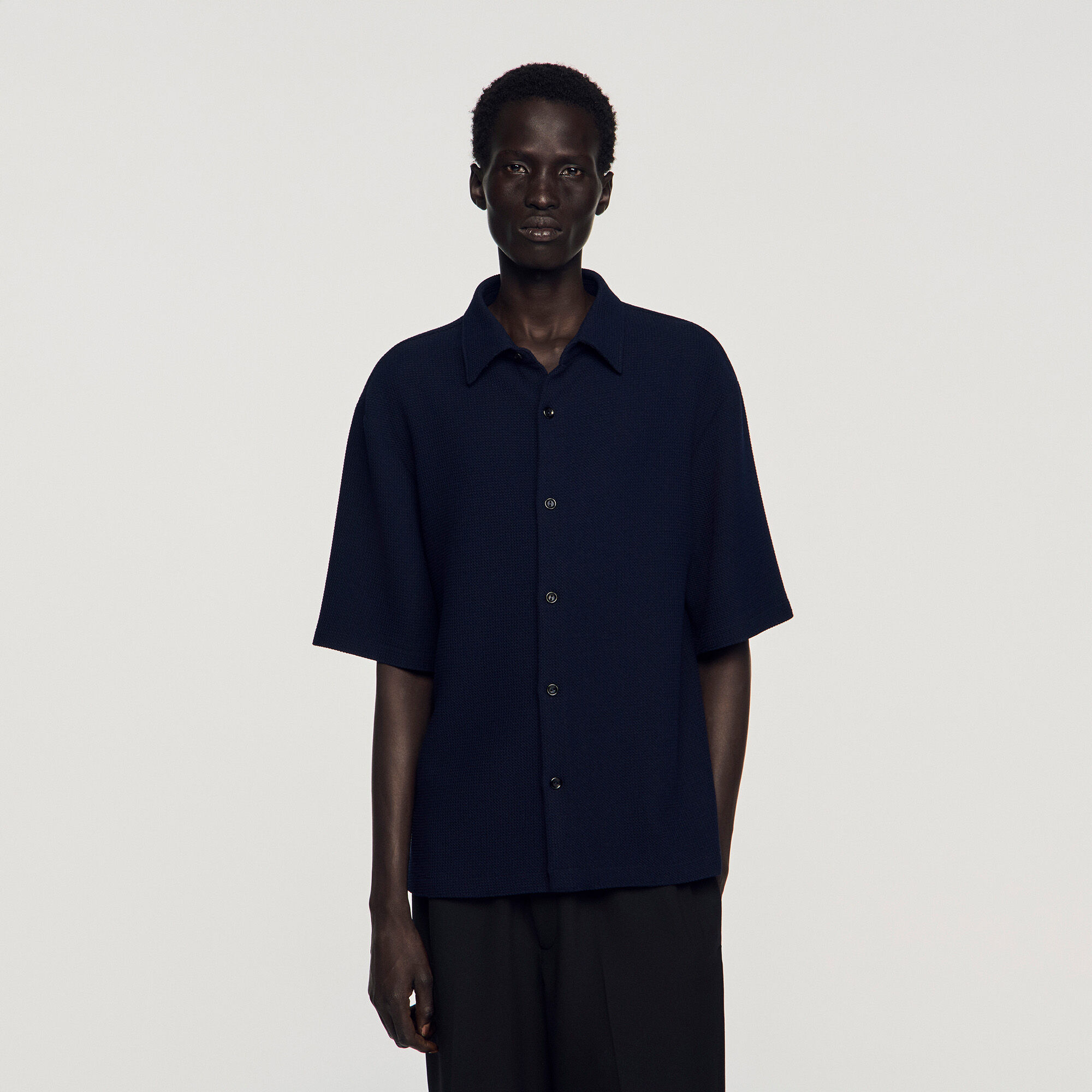 Camisa de cuello de tiburón con textura