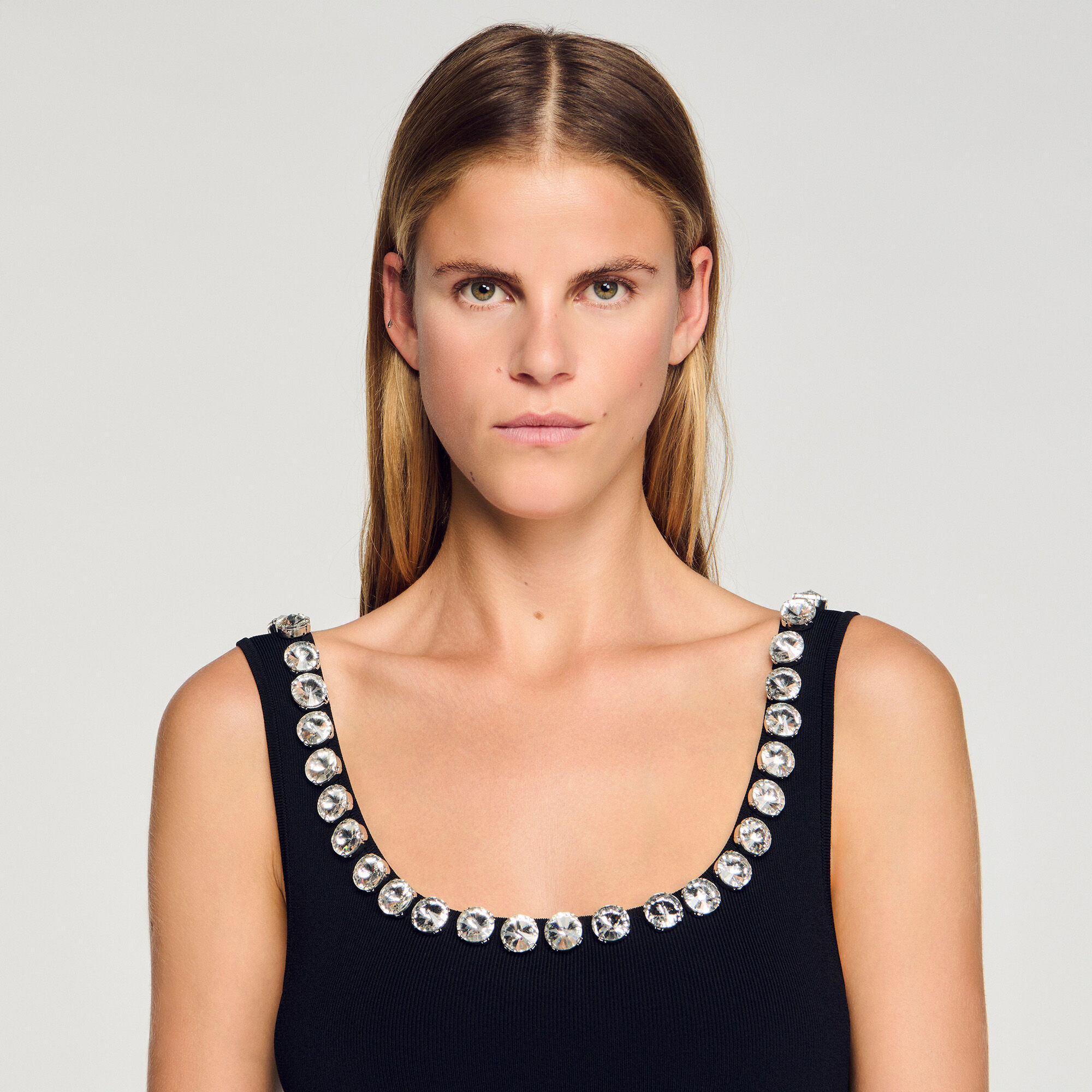 Vestido mini con cuello de cristales