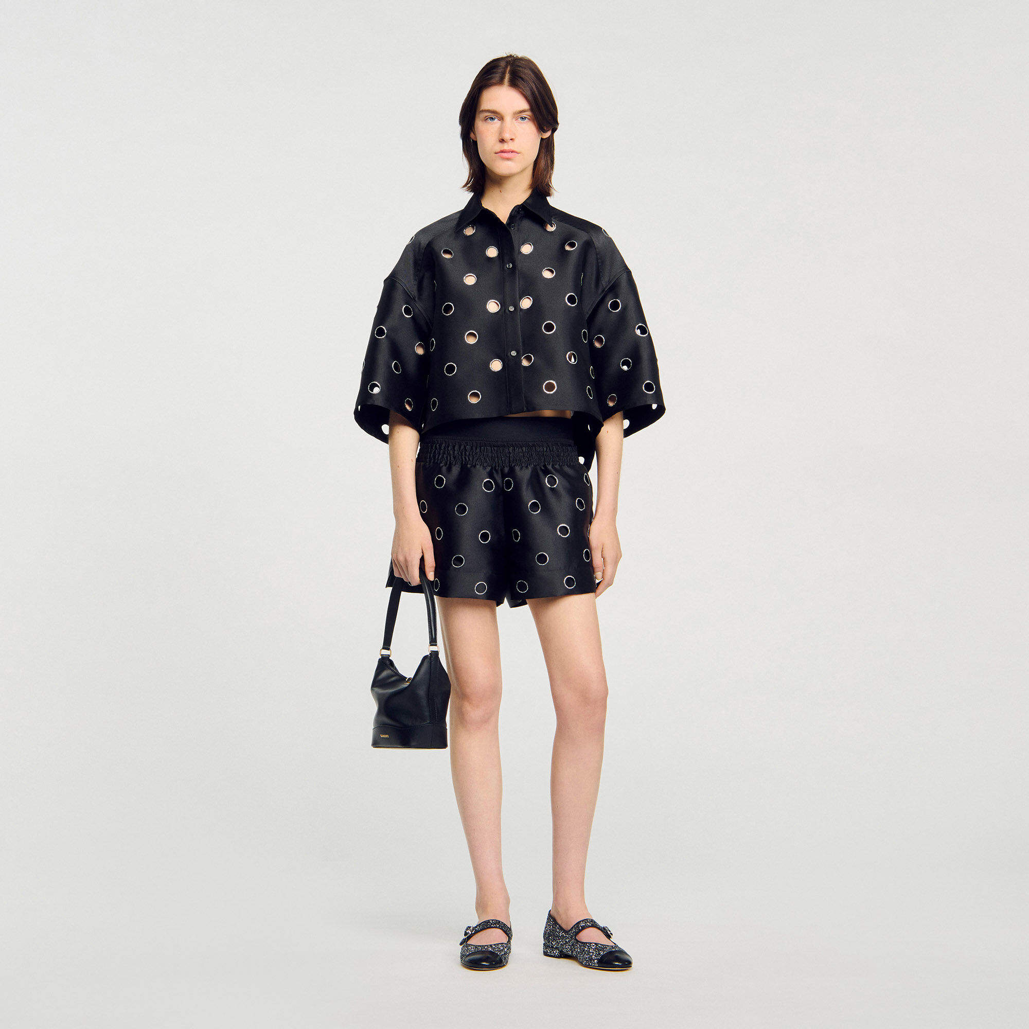 Camisa oversize con agujeros de cristales