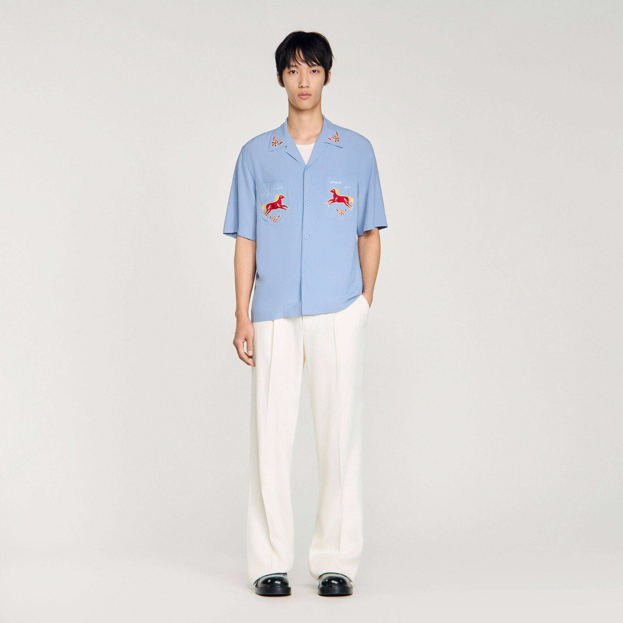 Camisa suelta con bordado de caballo