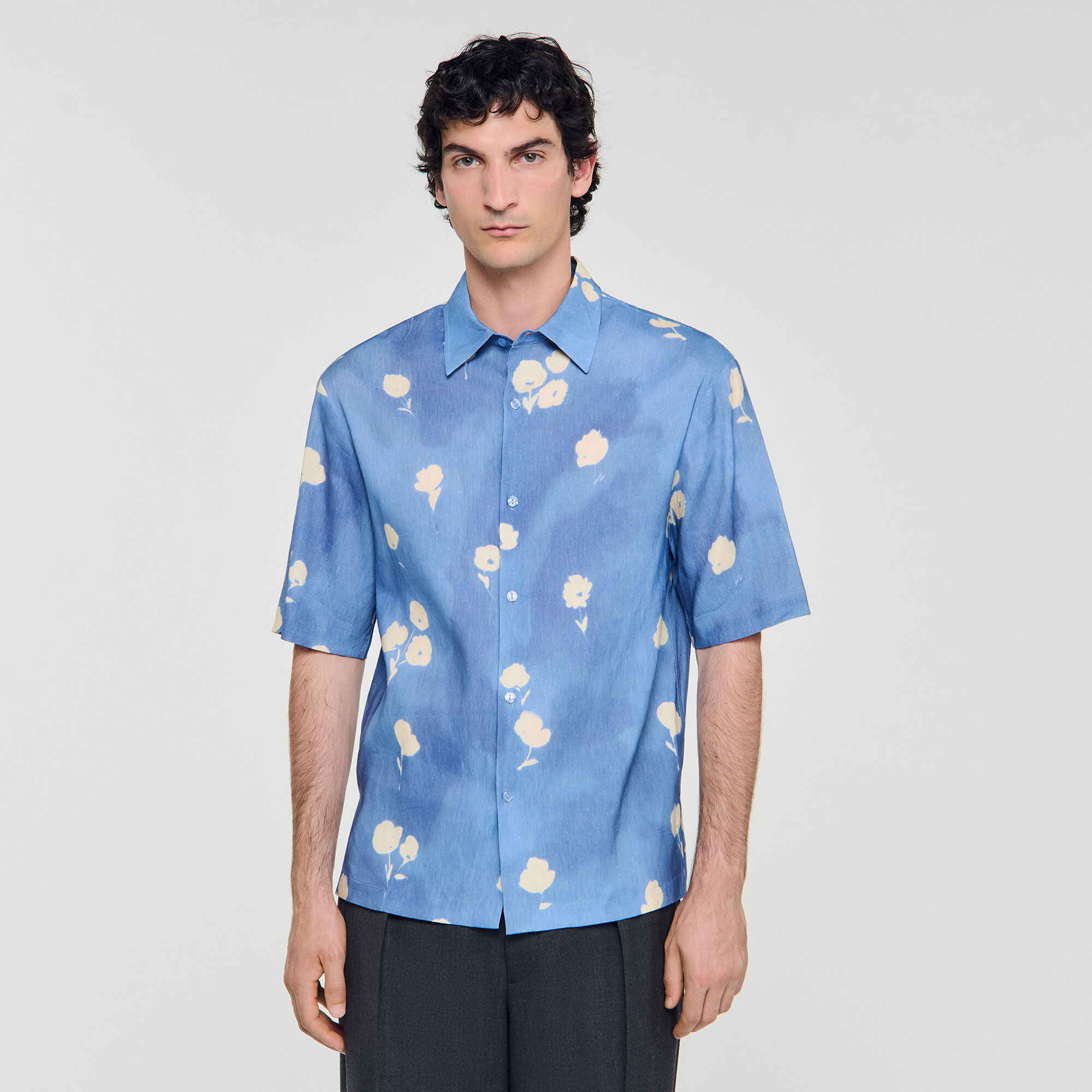 Camisa floral abstracta