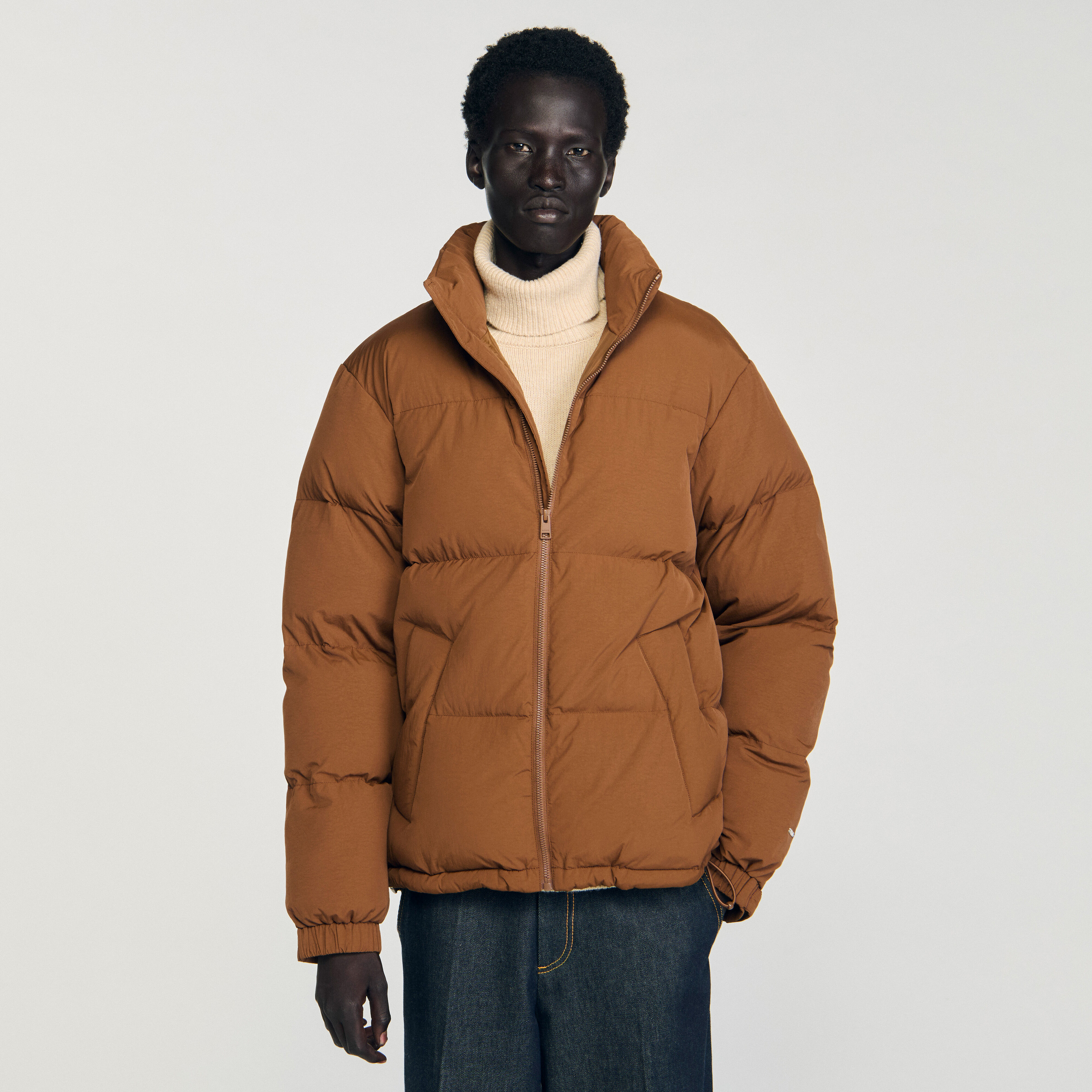 Puffer con capucha y cuello alto