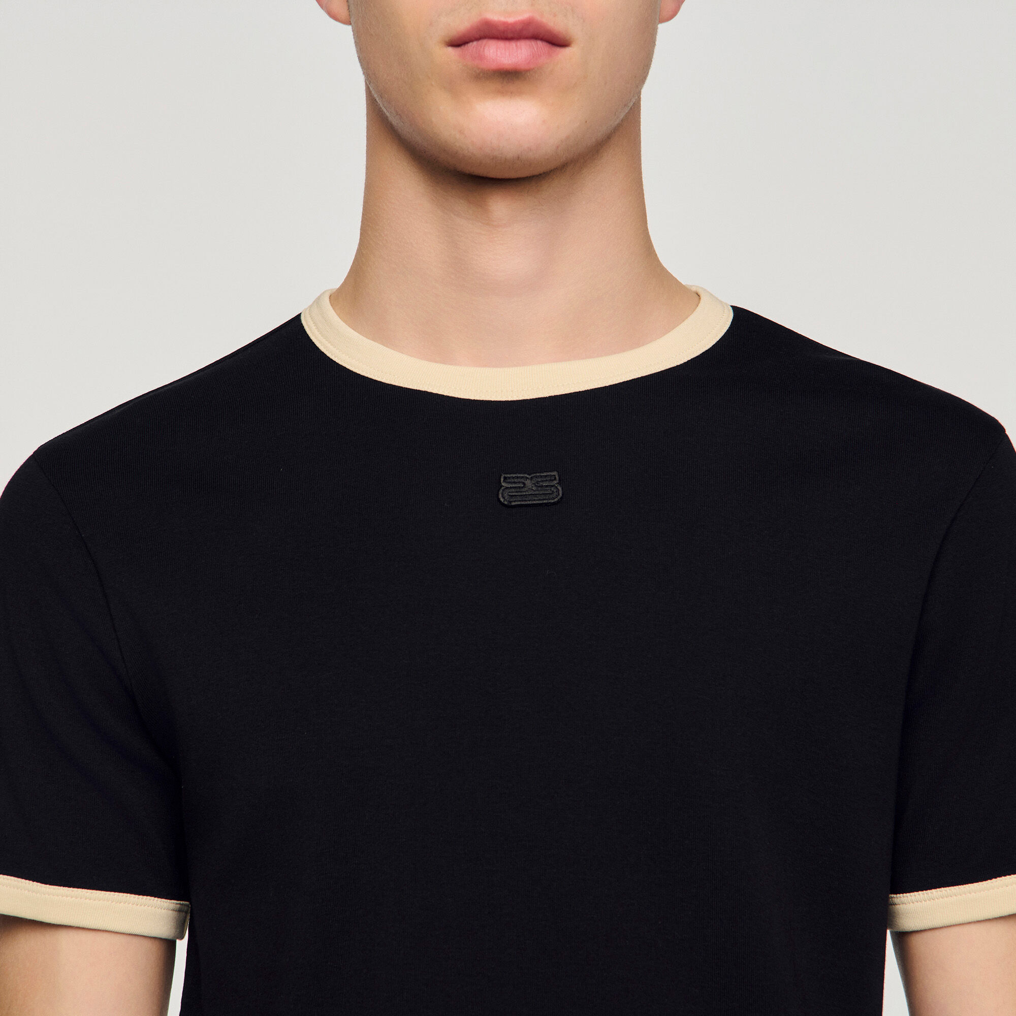 Camiseta de dos tonos con parches