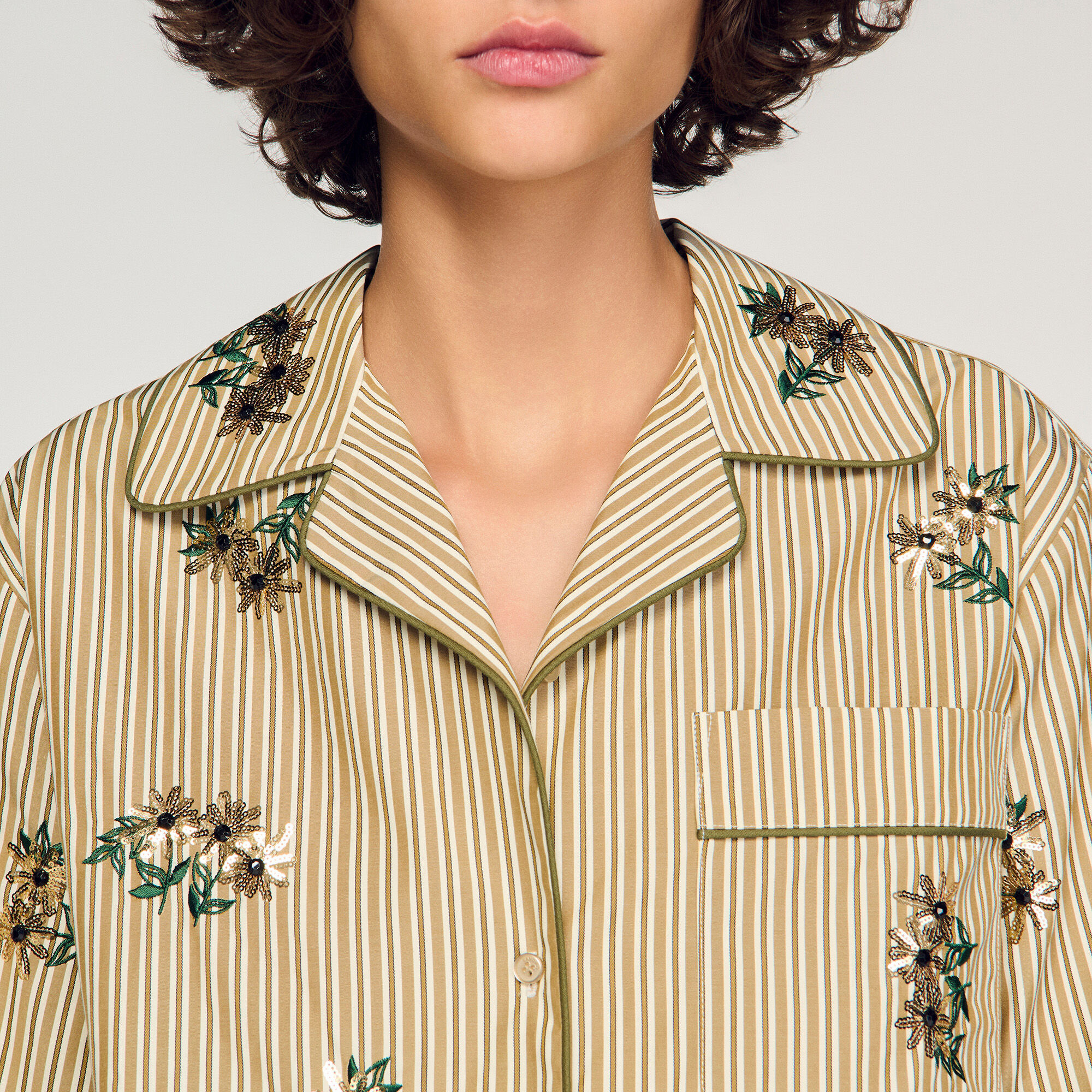Camisa a rayas, bordado floral